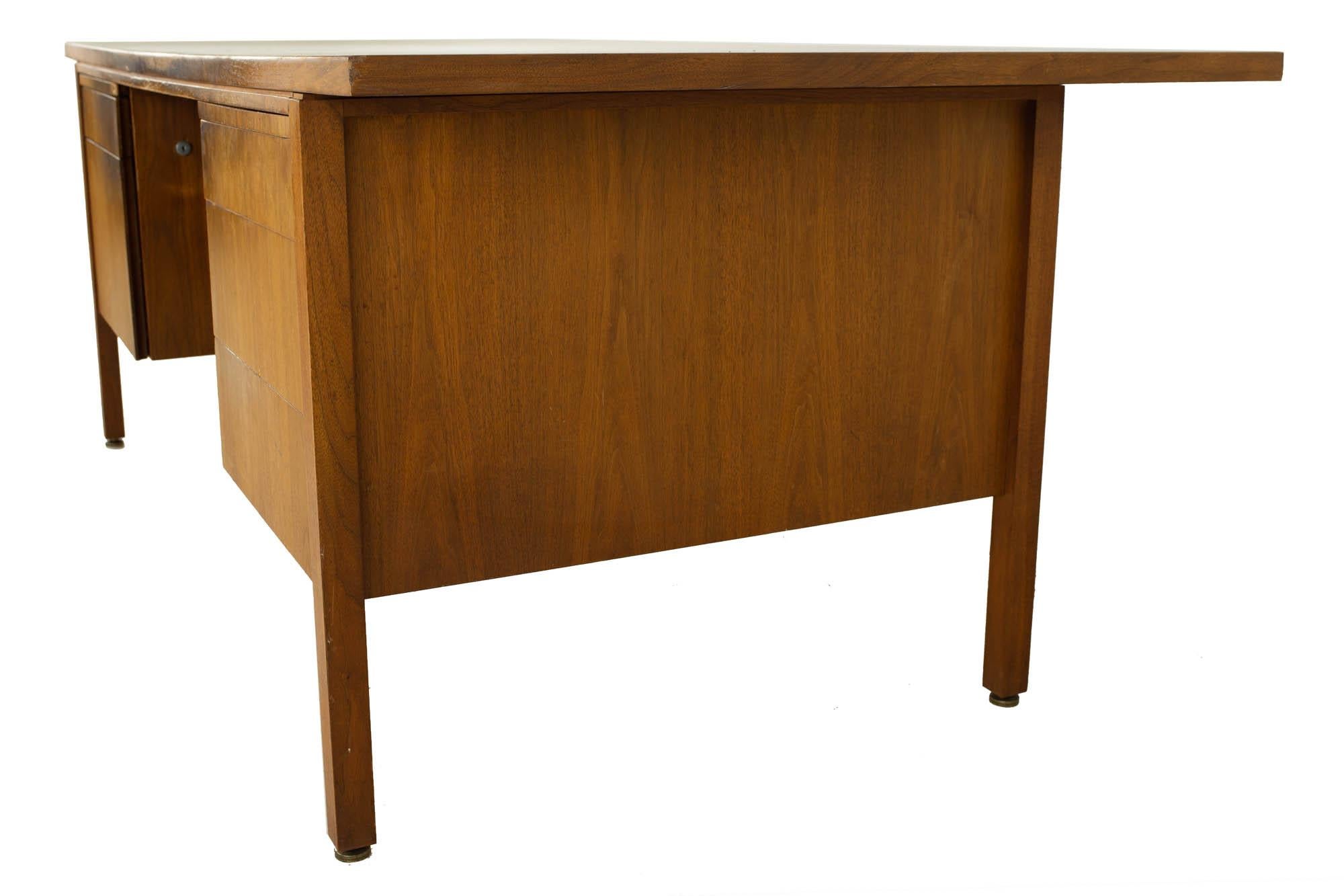 Jens Risom Style Mid Century Walnut and Laminate Executive Desk In Good Condition In Countryside, IL