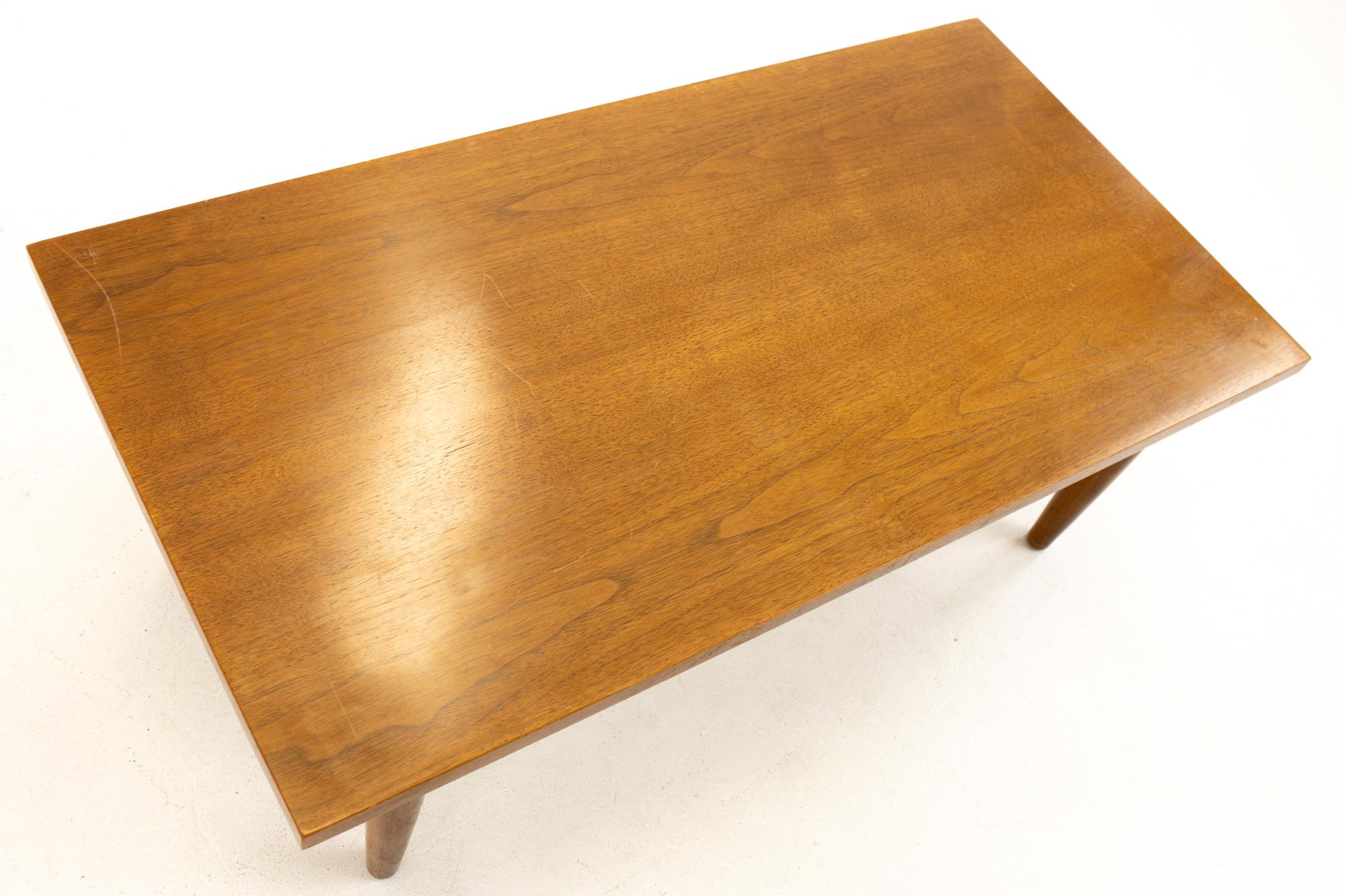 Jens Risom Style Midcentury Walnut Coffee Table In Good Condition In Countryside, IL