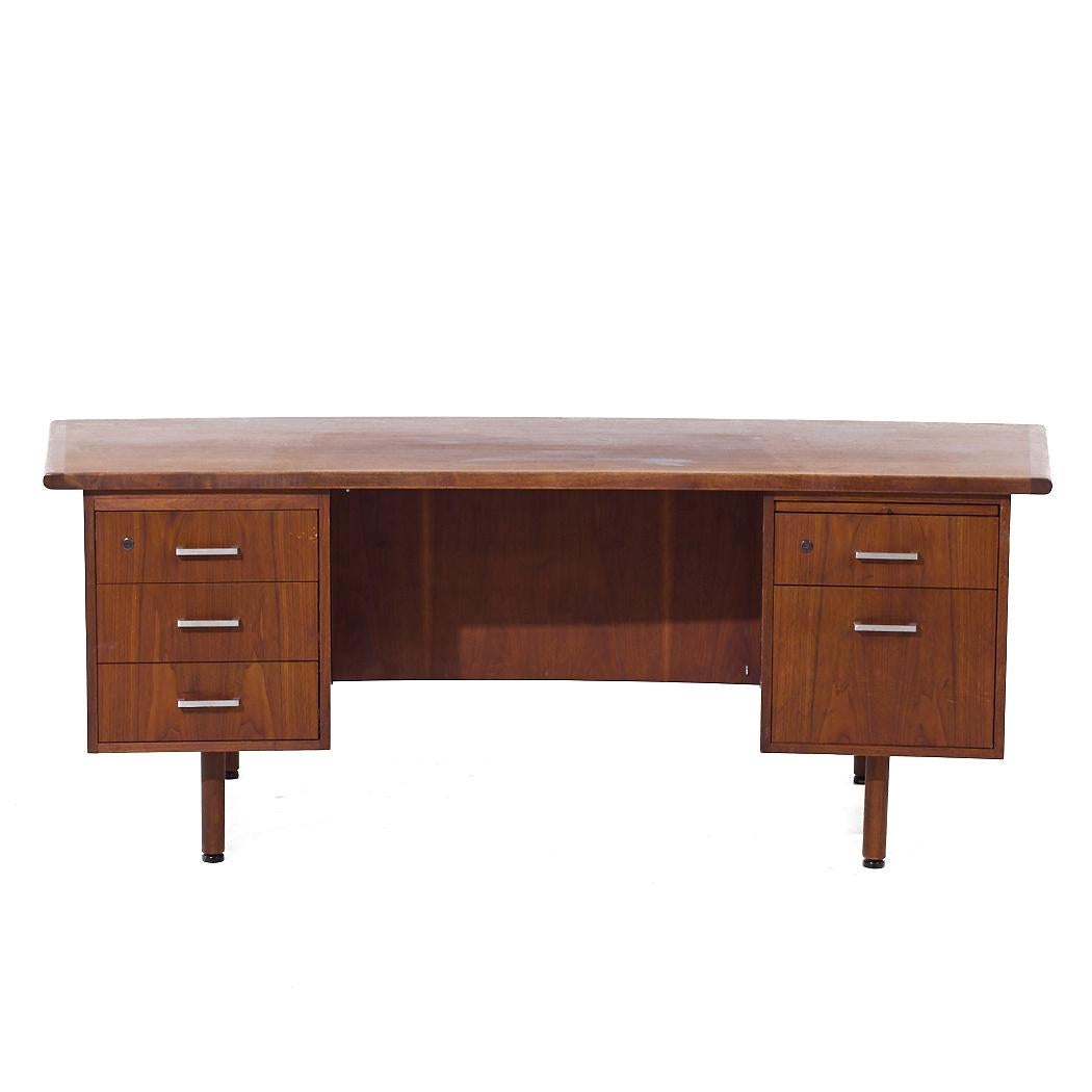 Scrivania direzionale in stile Jens Risom, metà secolo, in legno di noce curvato

Questa scrivania misura: 83,5 larghezza x 38,5 profondità x 29 altezza, con uno spazio per la sedia di 27,75 pollici.

Tutti i mobili possono essere acquistati in