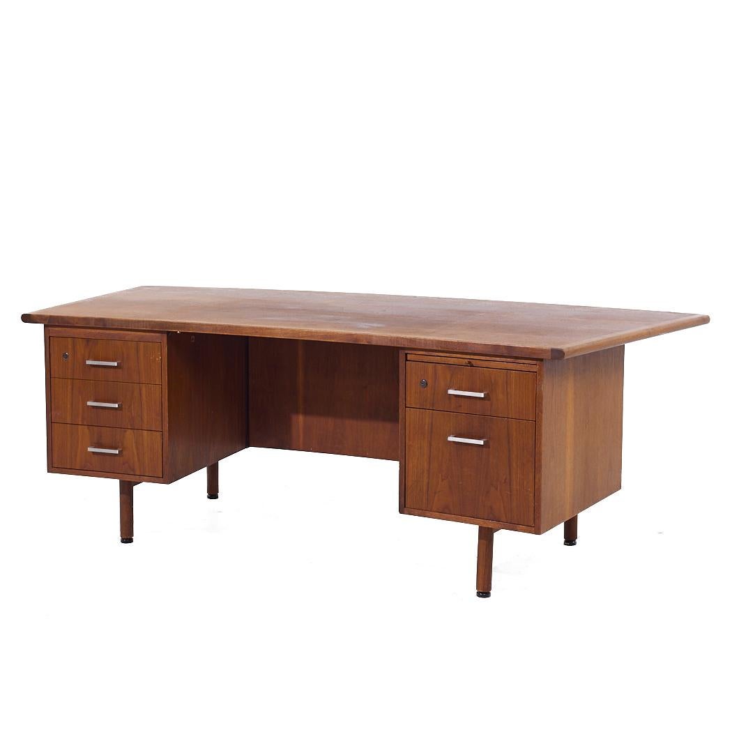 Mid-Century moderno Scrivania direzionale in stile Jens Risom, metà secolo, in legno di noce curvato in vendita
