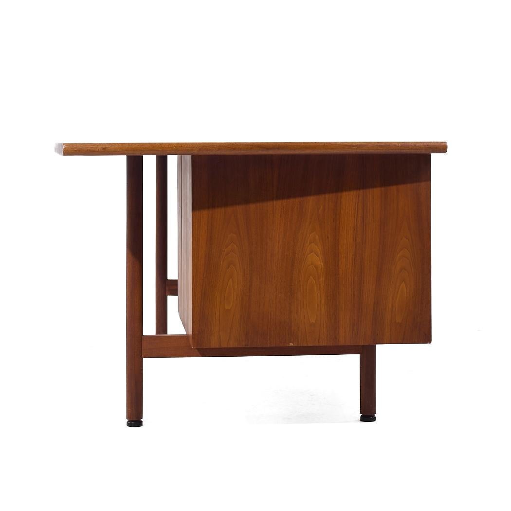 Fine XX secolo Scrivania direzionale in stile Jens Risom, metà secolo, in legno di noce curvato in vendita