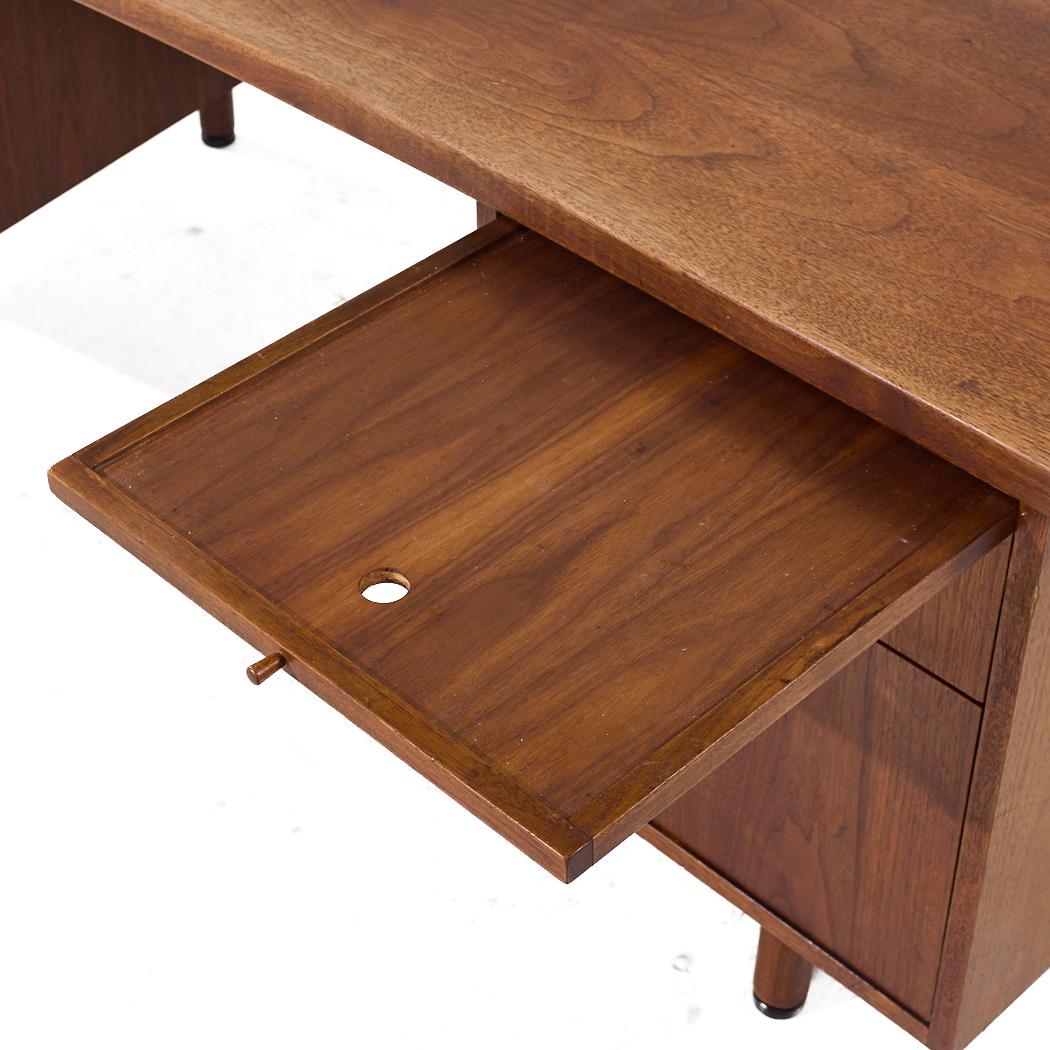 Scrivania direzionale in stile Jens Risom, metà secolo, in legno di noce curvato in vendita 1