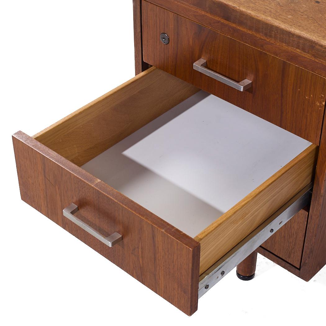 Scrivania direzionale in stile Jens Risom, metà secolo, in legno di noce curvato in vendita 2