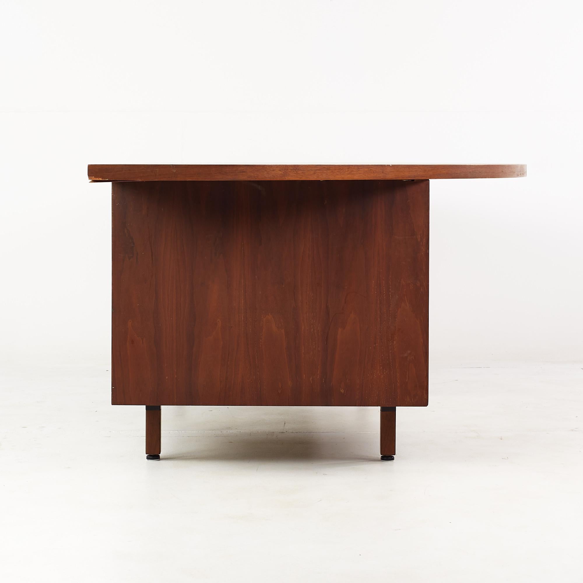 Jens Risom Style Mid-Century Walnut Semi Circle Executive Desk In Good Condition In Countryside, IL