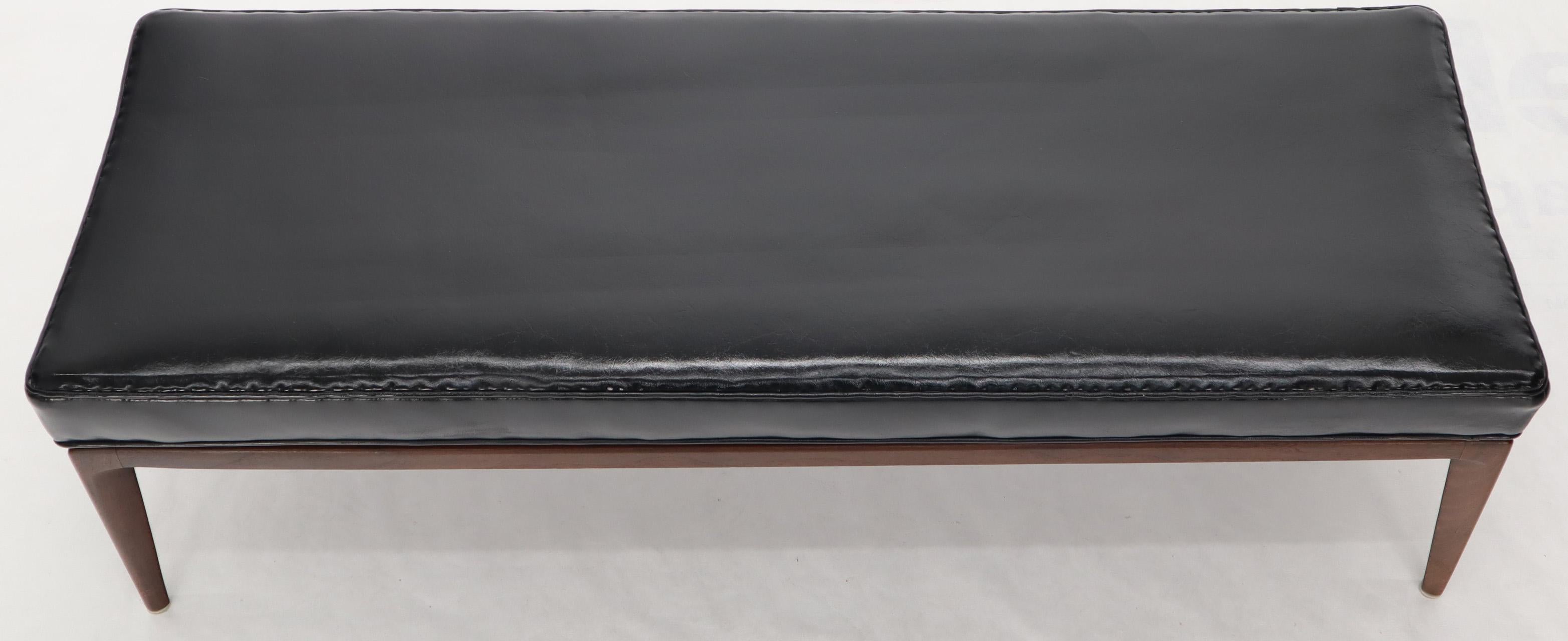 Jens Risom Style Walnut Base Mid-Century Modern Black Upholstery Bench In Good Condition In Rockaway, NJ