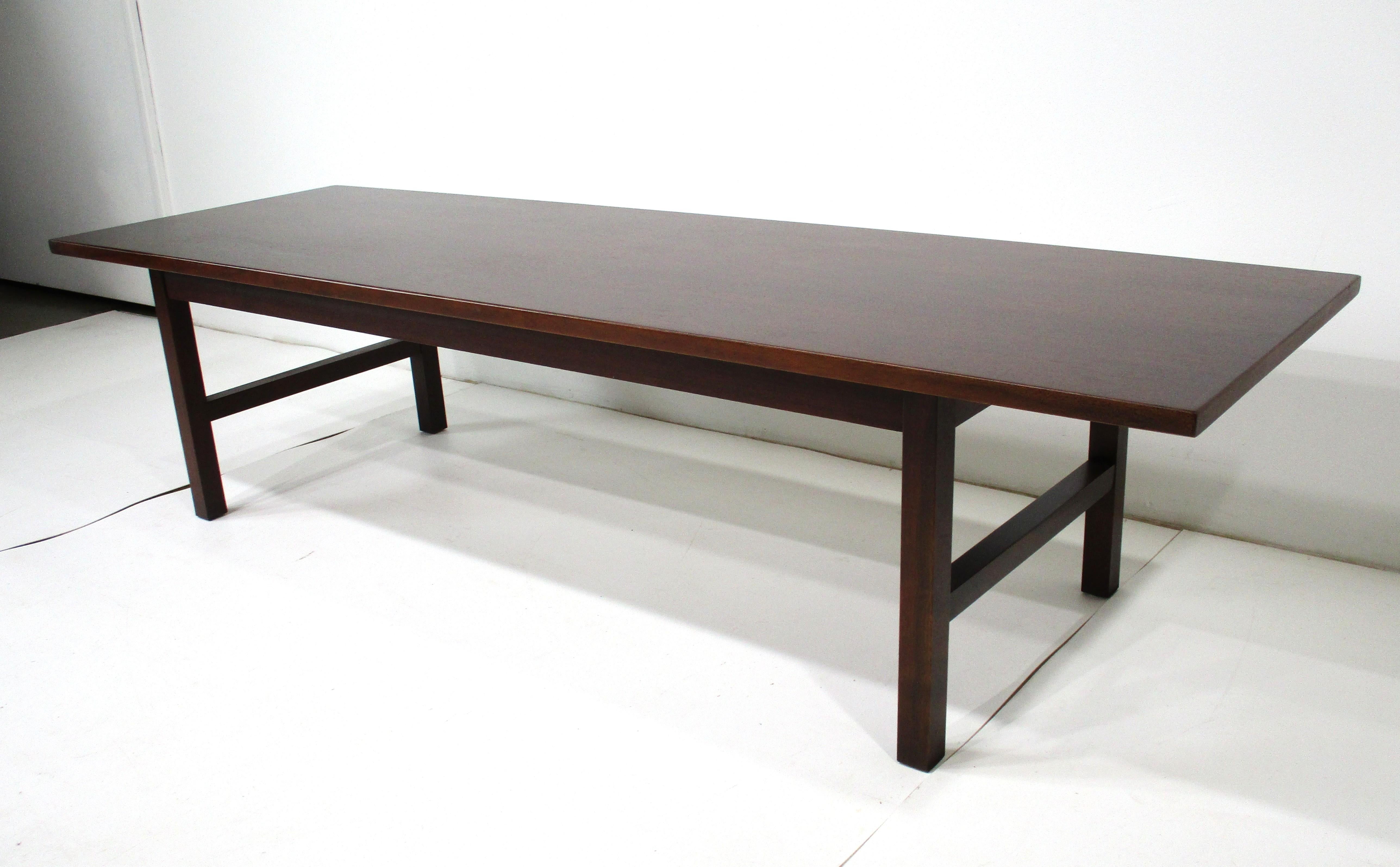 Mid-Century Modern Table à café / Cocktail Tables en noyer du milieu du siècle, style Jens Risom en vente