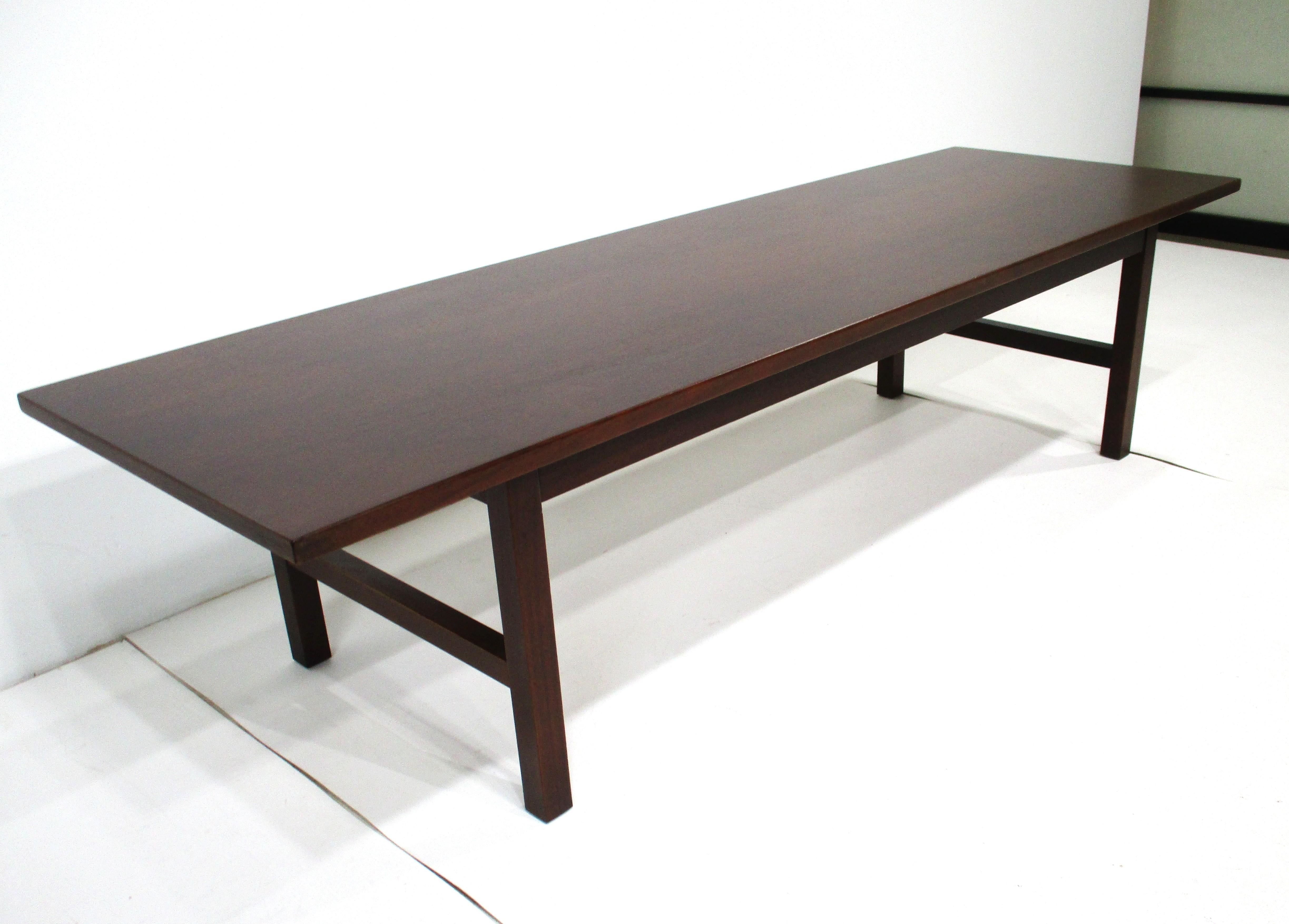 Américain Table à café / Cocktail Tables en noyer du milieu du siècle, style Jens Risom en vente