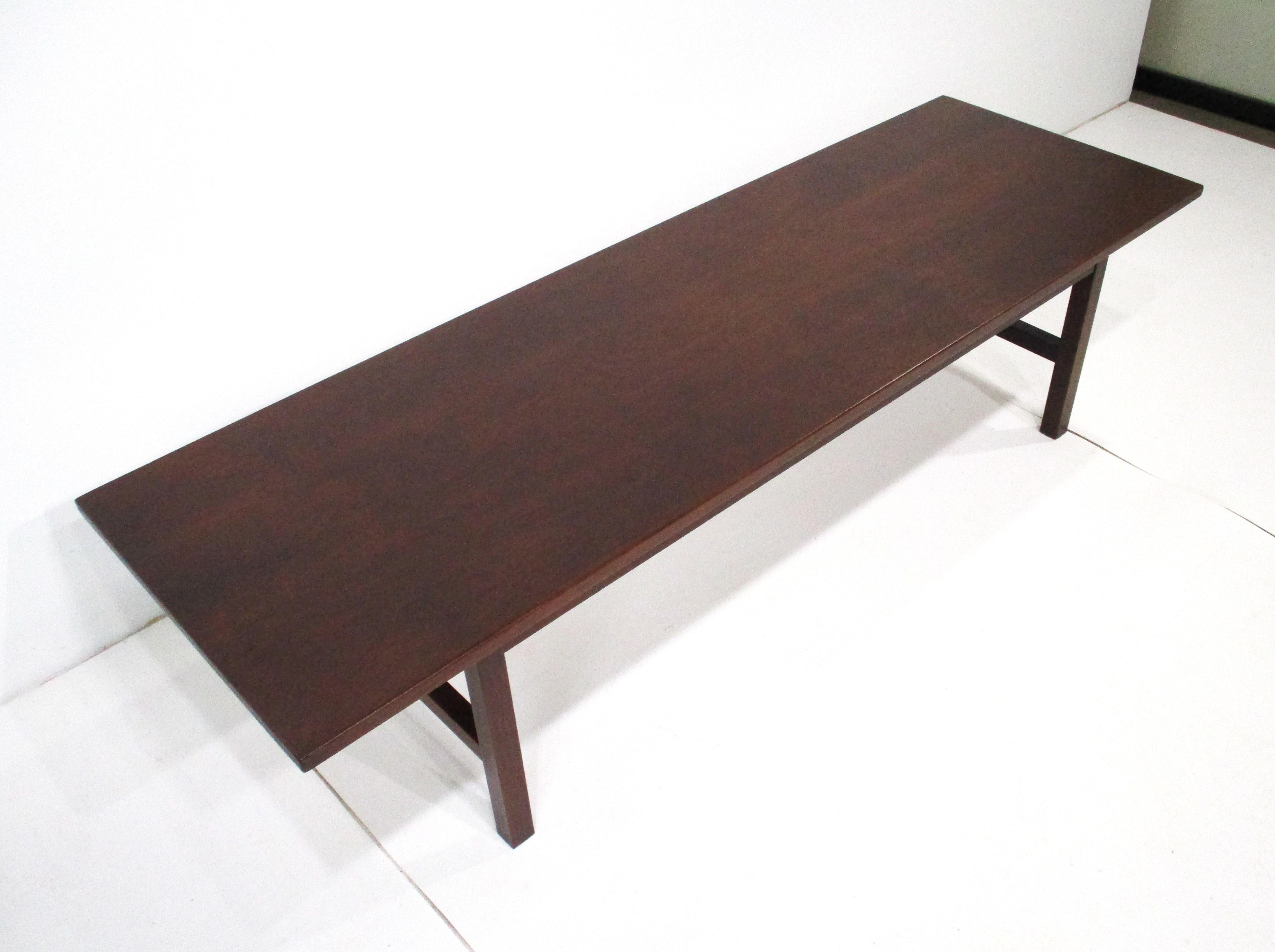 Table à café / Cocktail Tables en noyer du milieu du siècle, style Jens Risom Bon état - En vente à Cincinnati, OH