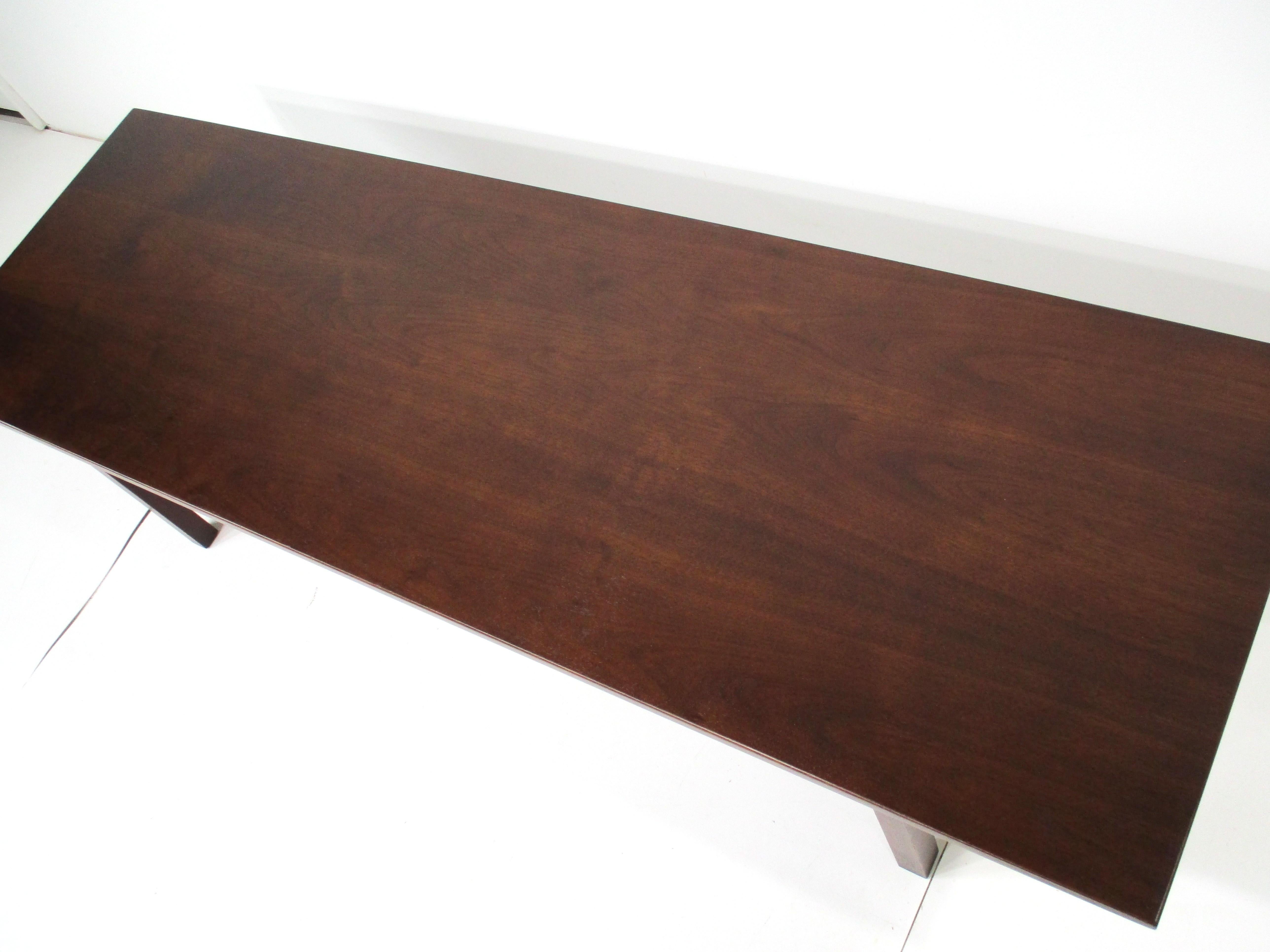 20ième siècle Table à café / Cocktail Tables en noyer du milieu du siècle, style Jens Risom en vente