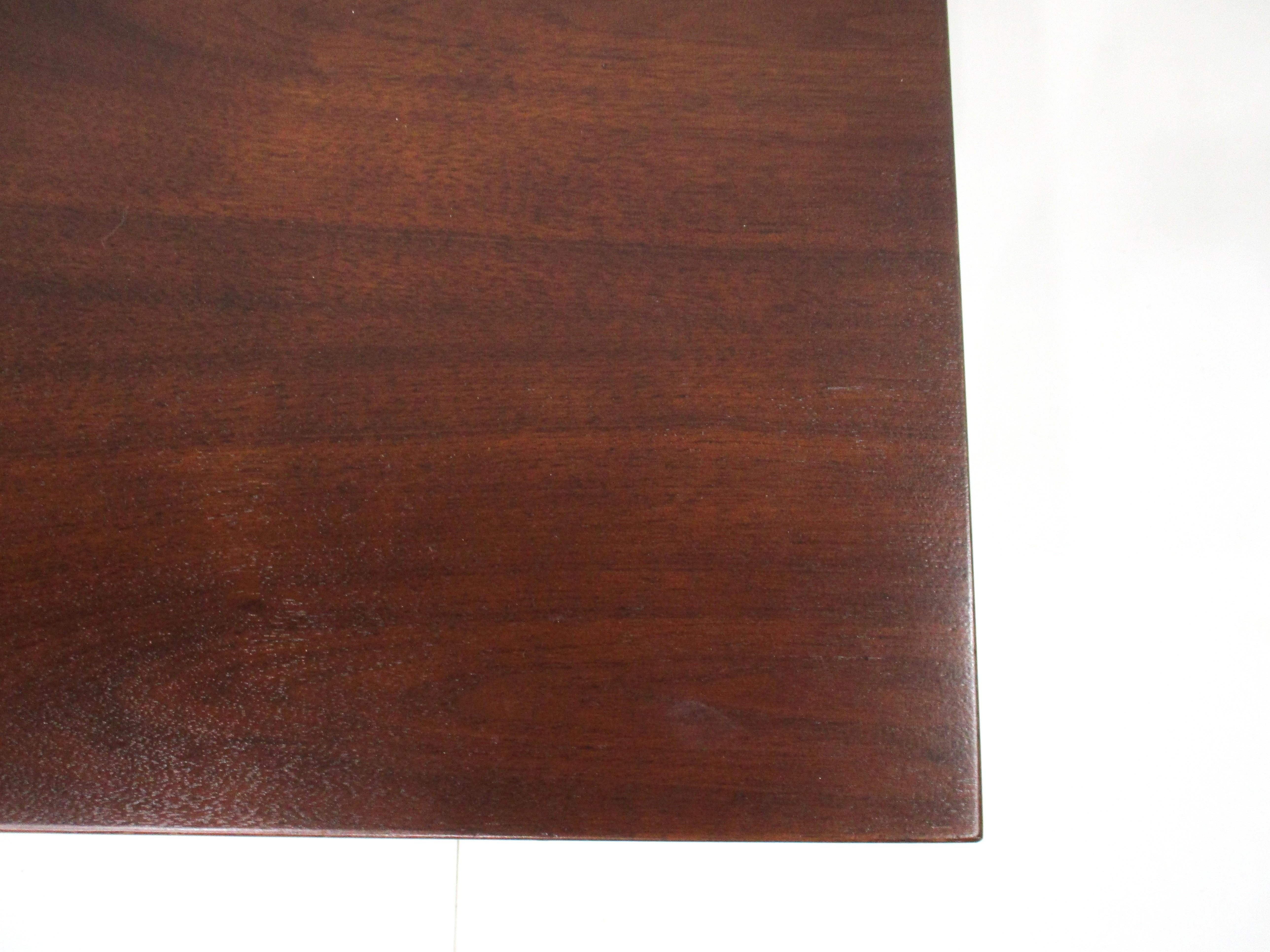 Noyer Table à café / Cocktail Tables en noyer du milieu du siècle, style Jens Risom en vente