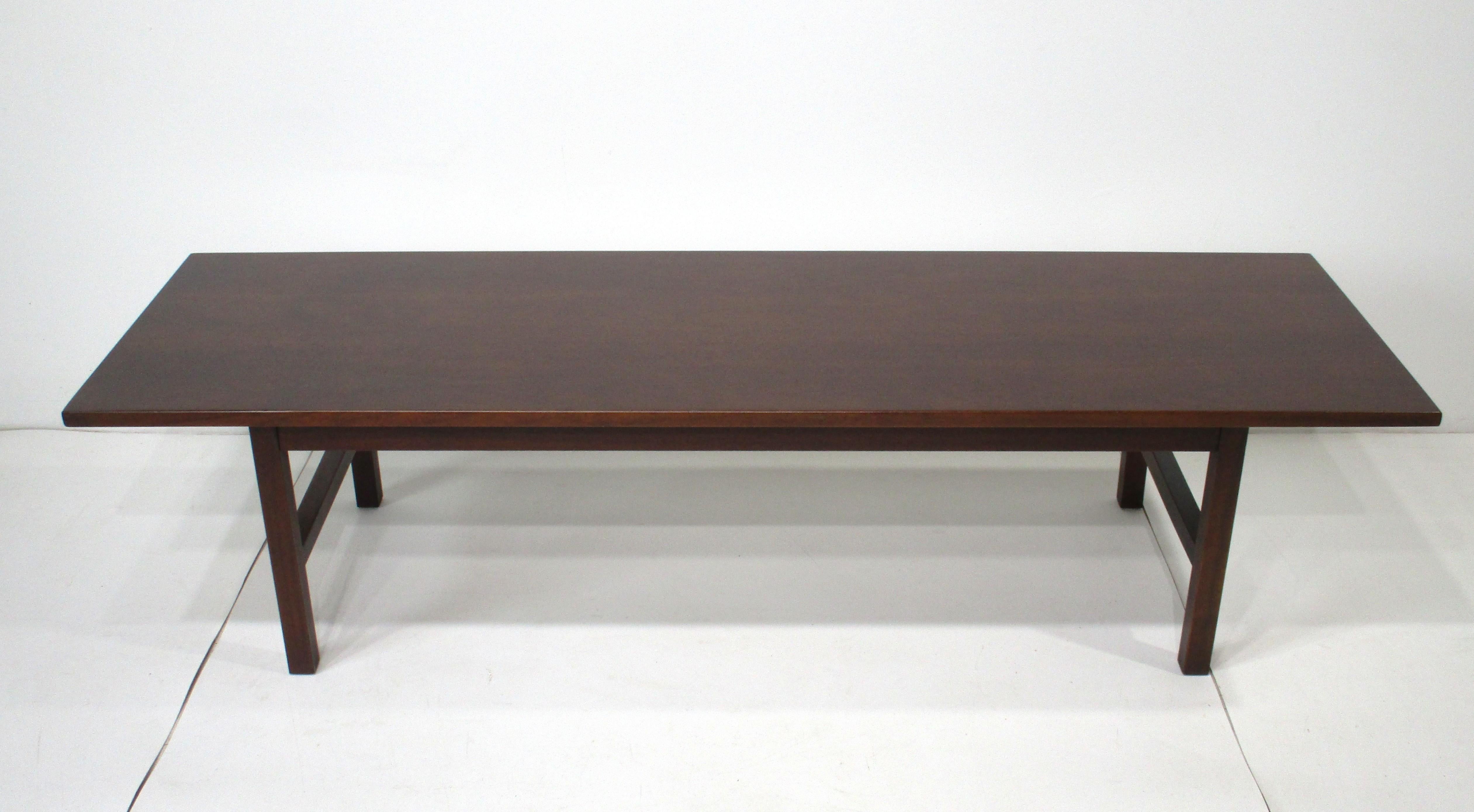 Table à café / Cocktail Tables en noyer du milieu du siècle, style Jens Risom en vente 1