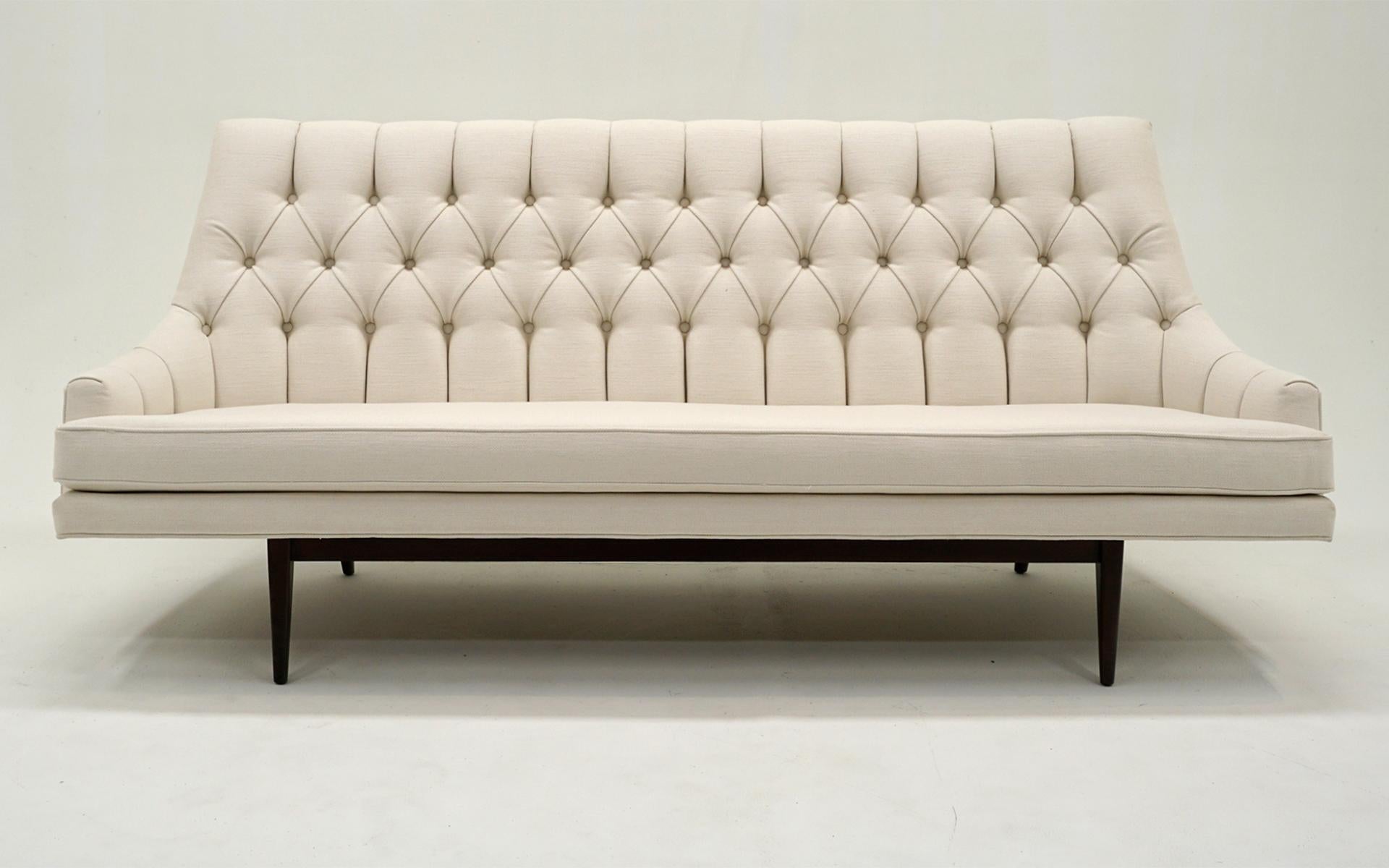 Dieses Jens Risom-Sofa mit hoher getufteter Rückenlehne wurde fachmännisch restauriert und mit einem weißen Stoff neu bezogen.  Wie neu und sofort versandfertig.