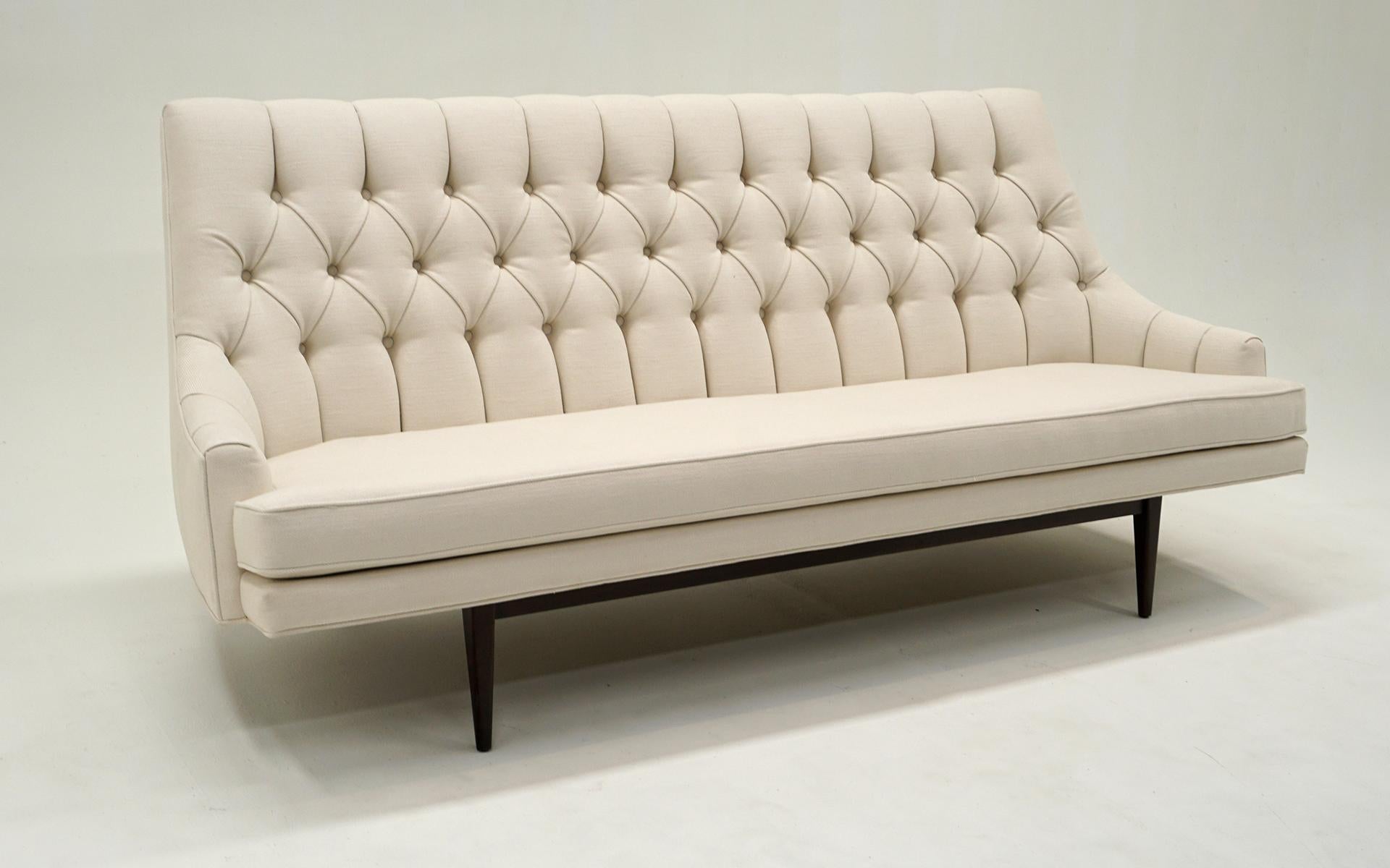 Jens Risom Sofa mit getufteter Rückenlehne in Weiß. Fachmännisch restauriert (Moderne der Mitte des Jahrhunderts) im Angebot