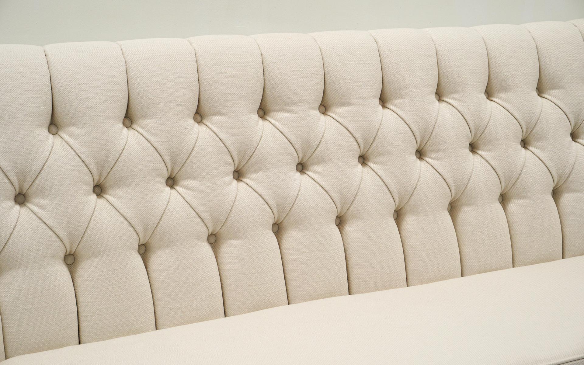 Jens Risom Sofa mit getufteter Rückenlehne in Weiß. Fachmännisch restauriert (amerikanisch) im Angebot