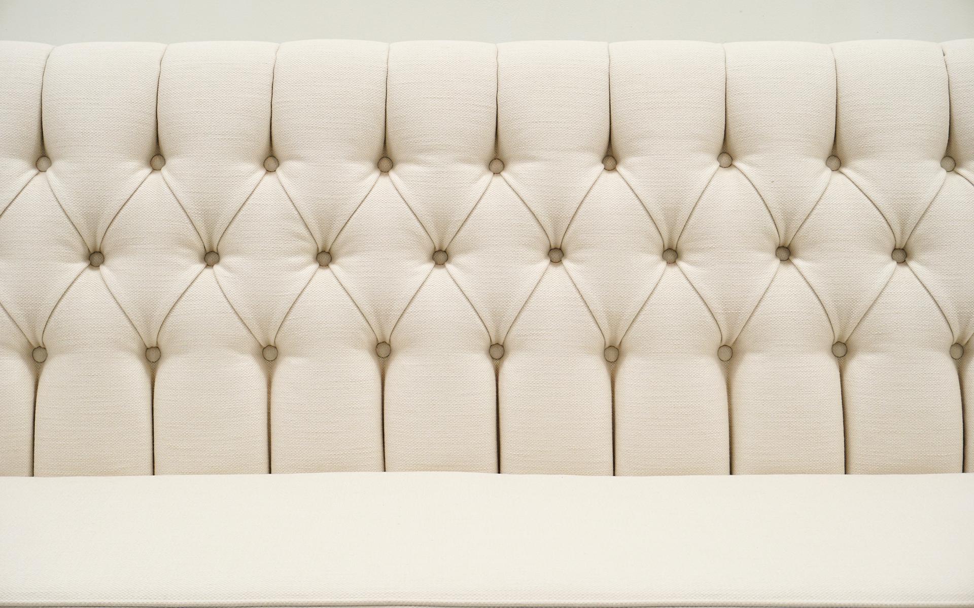 Jens Risom Sofa mit getufteter Rückenlehne in Weiß. Fachmännisch restauriert im Zustand „Hervorragend“ im Angebot in Kansas City, MO