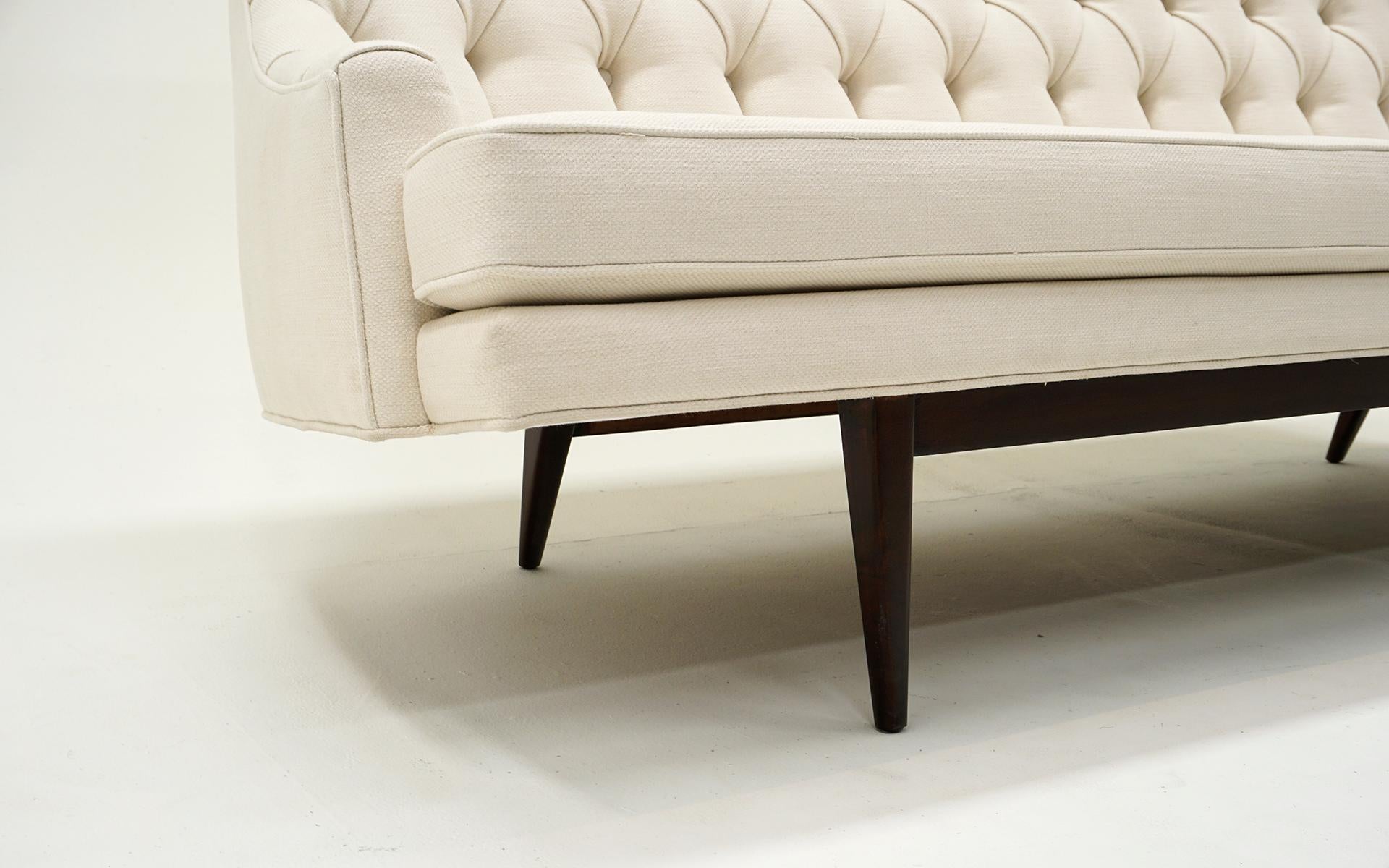Jens Risom Sofa mit getufteter Rückenlehne in Weiß. Fachmännisch restauriert (Mitte des 20. Jahrhunderts) im Angebot