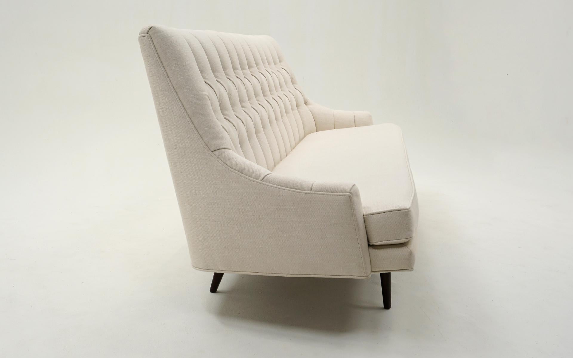 Jens Risom Sofa mit getufteter Rückenlehne in Weiß. Fachmännisch restauriert (Polster) im Angebot