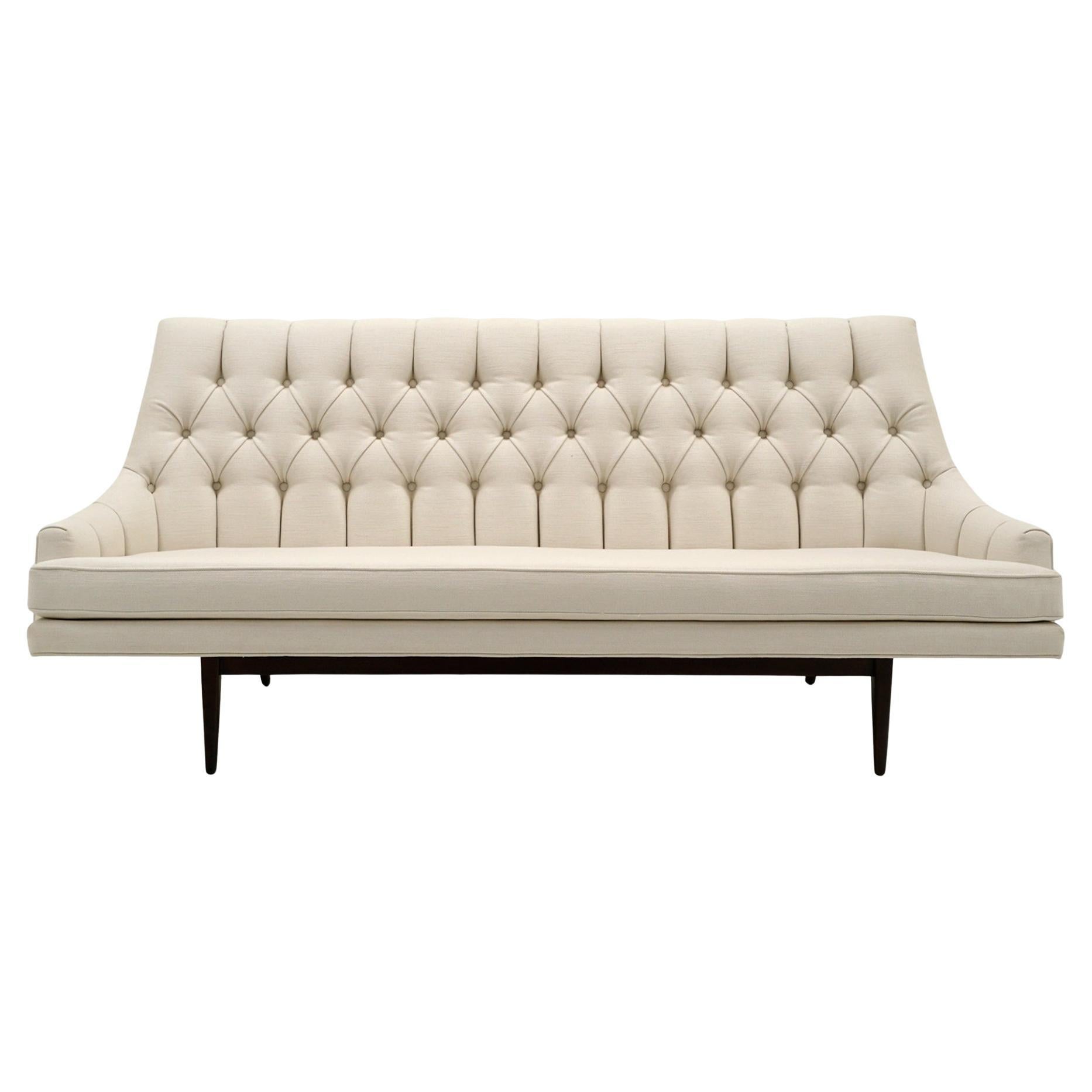 Jens Risom Sofa mit getufteter Rückenlehne in Weiß. Fachmännisch restauriert im Angebot