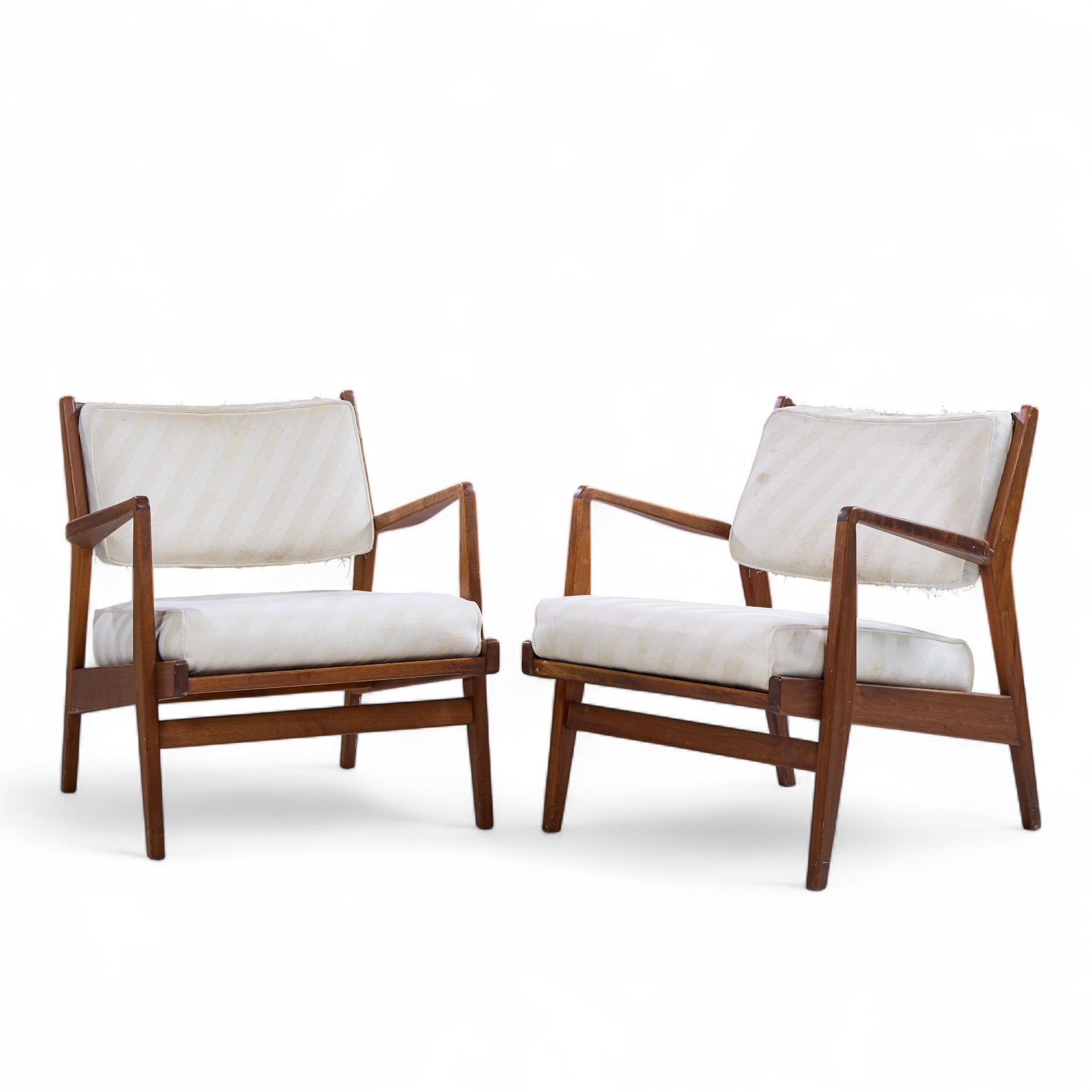 Mid-Century Modern Jens Risom U430 Chaises longues en noyer du milieu du siècle - Paire en vente