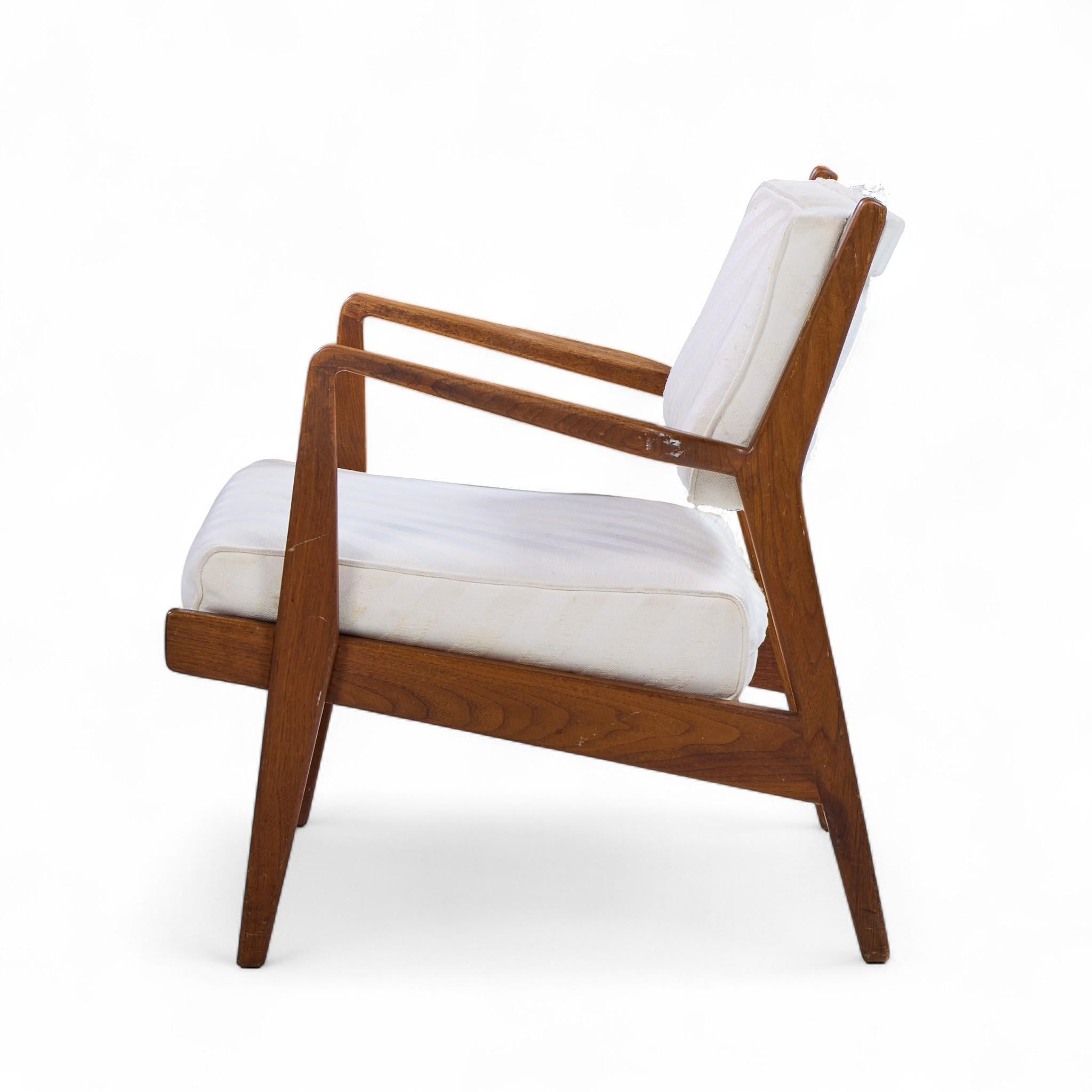 Tissu d'ameublement Jens Risom U430 Chaises longues en noyer du milieu du siècle - Paire en vente
