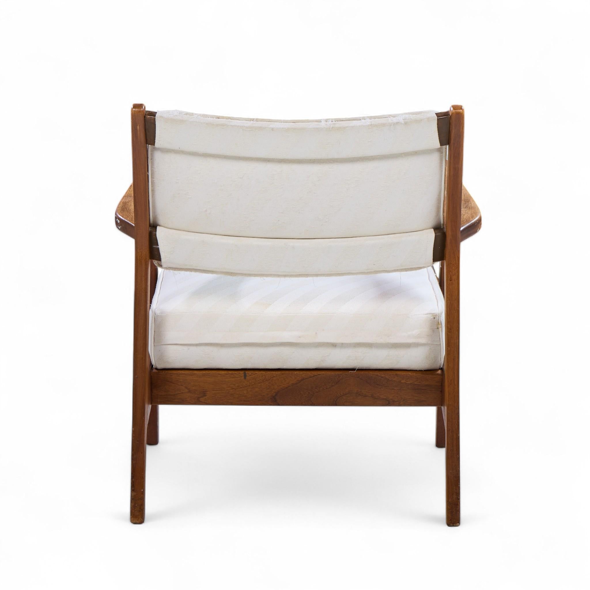 Jens Risom U430 Chaises longues en noyer du milieu du siècle - Paire en vente 2