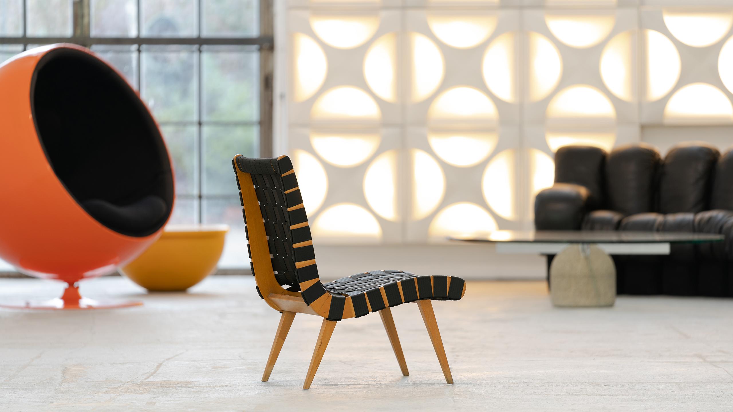 Jens Risom for Walter Knoll - Easychair Vostra, 1941

Design from 1941 - model of the 50s, beech frame.
This Easychair comes from the private property of an art dealer in Cologne, Germany.

The wickerwork was once renewed true to the original.