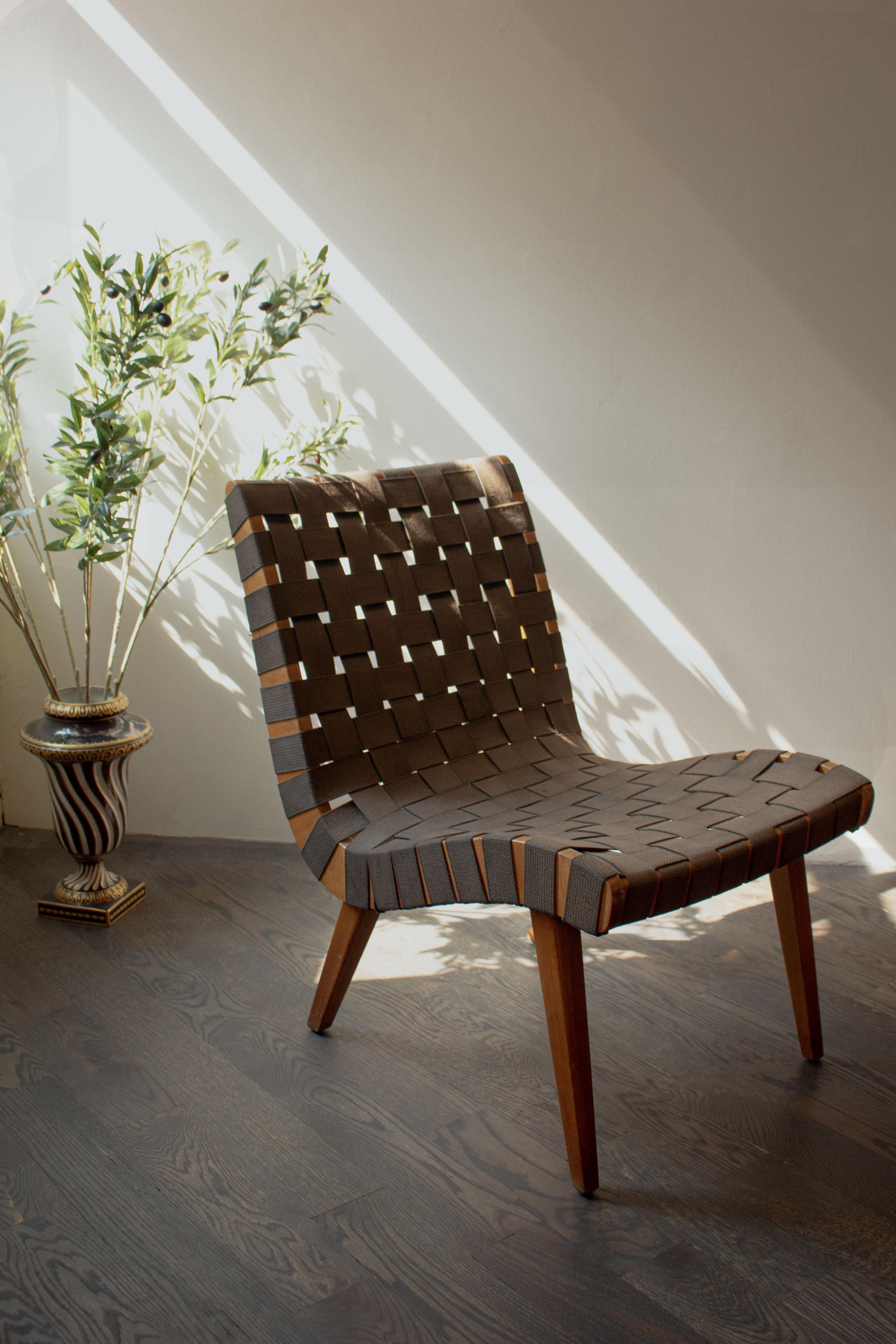 Conçue pour Knoll vers 1950, cette chaise Vintage Jens Risom Vostra est moderne et élégante avec ses lignes courbes. Cette chaise est dans le style moderne du milieu du siècle. Il est fait de bois d'érable et de sangles en coton tissé.

Légère usure