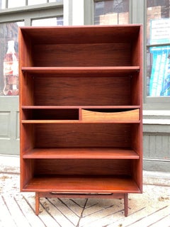 Nusssbaum-Bücherregal von Jens Risom