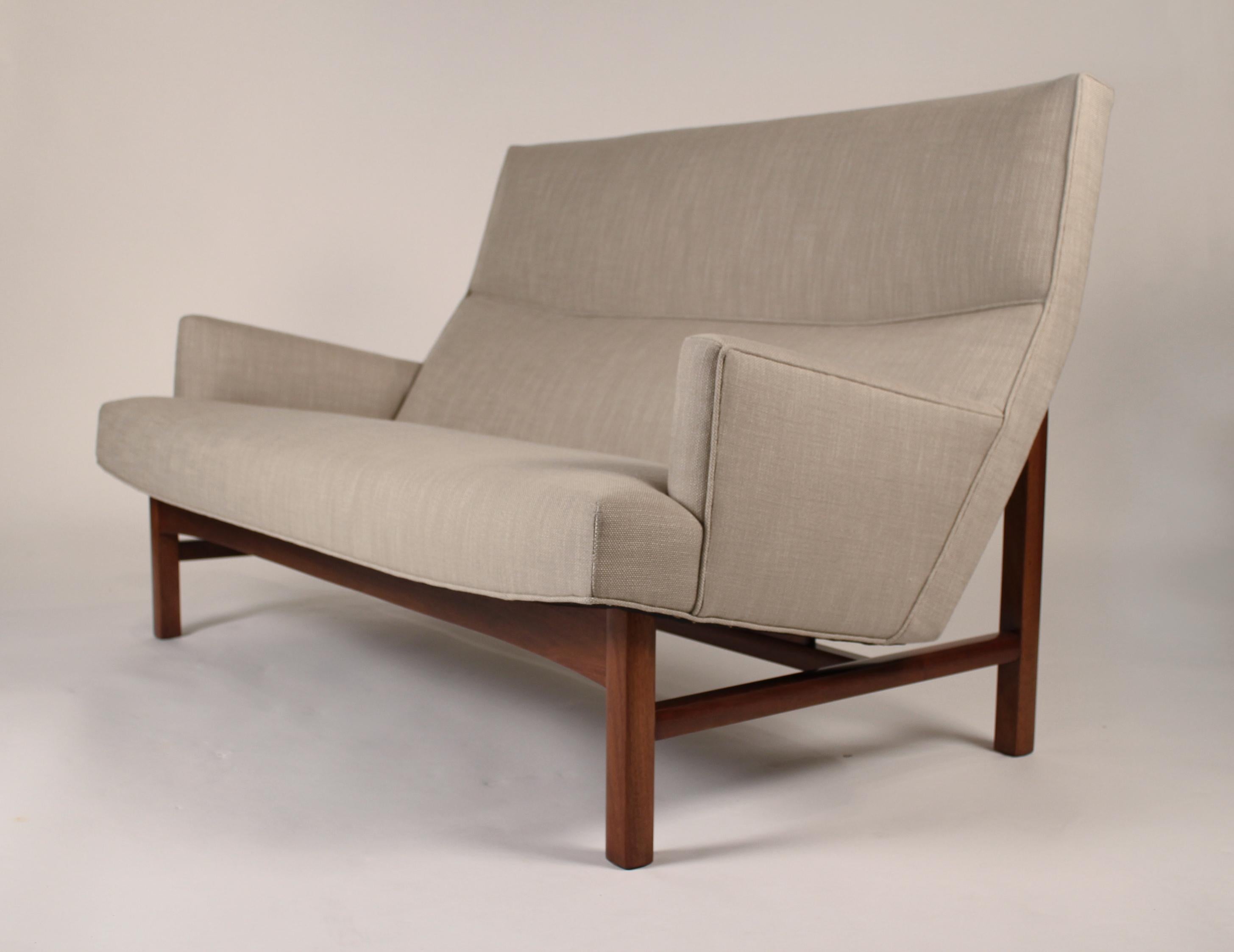 Jens Risom Walnut Cradled Settee In Excellent Condition In Dallas, TX