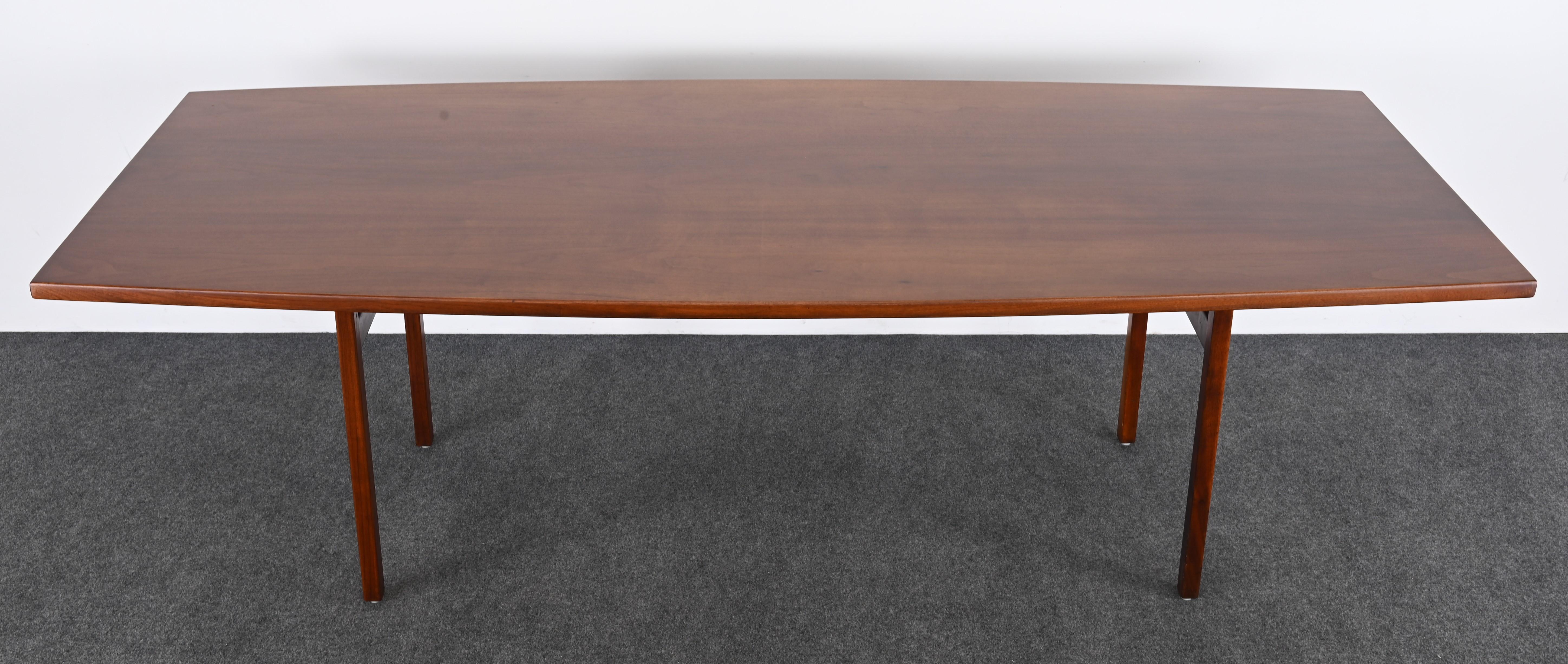 Table de salle à manger moderne à plateau en forme de bateau, aux lignes simples, conçue par Jens Risom vers 1950. Table de style moderne danois dont le plateau a été refait à neuf. Il s'agit d'une table idéale pour recevoir famille et amis. Idéal
