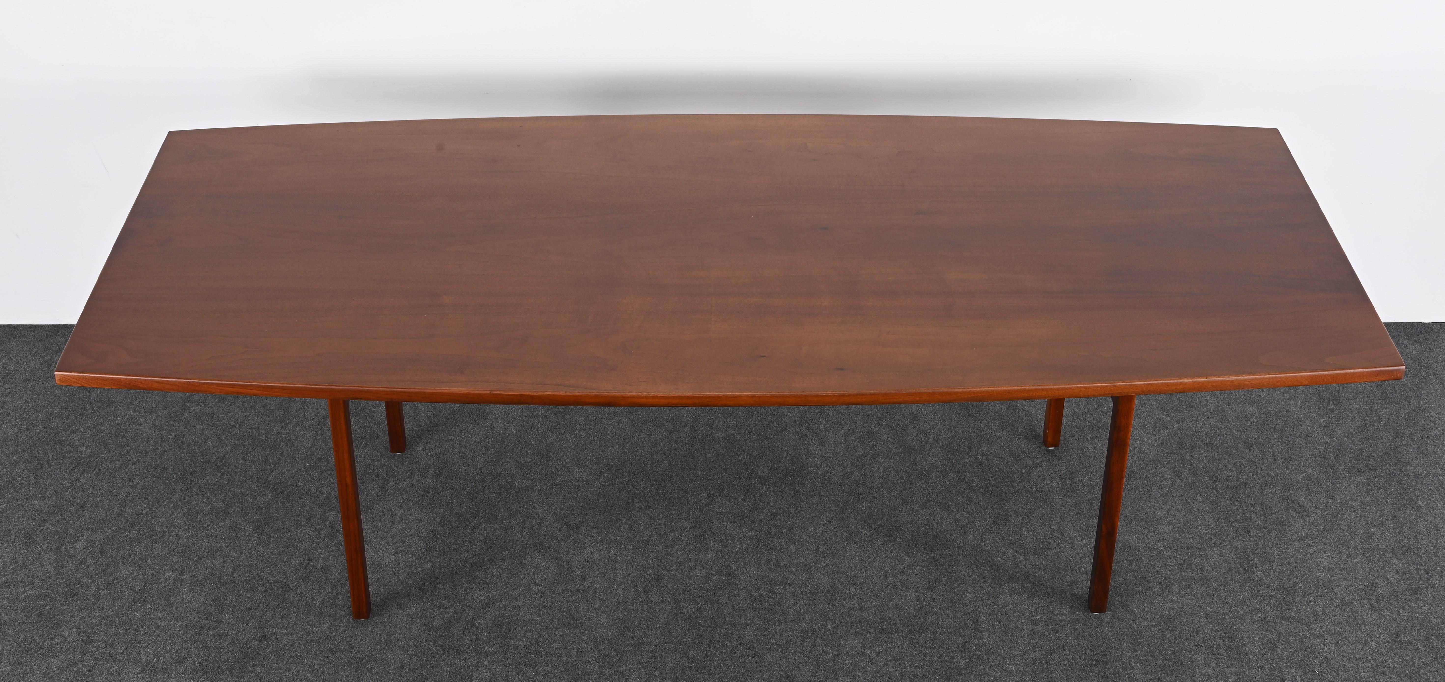 Mid-Century Modern Table de salle à manger en noyer de Jens Risom, années 1950 en vente