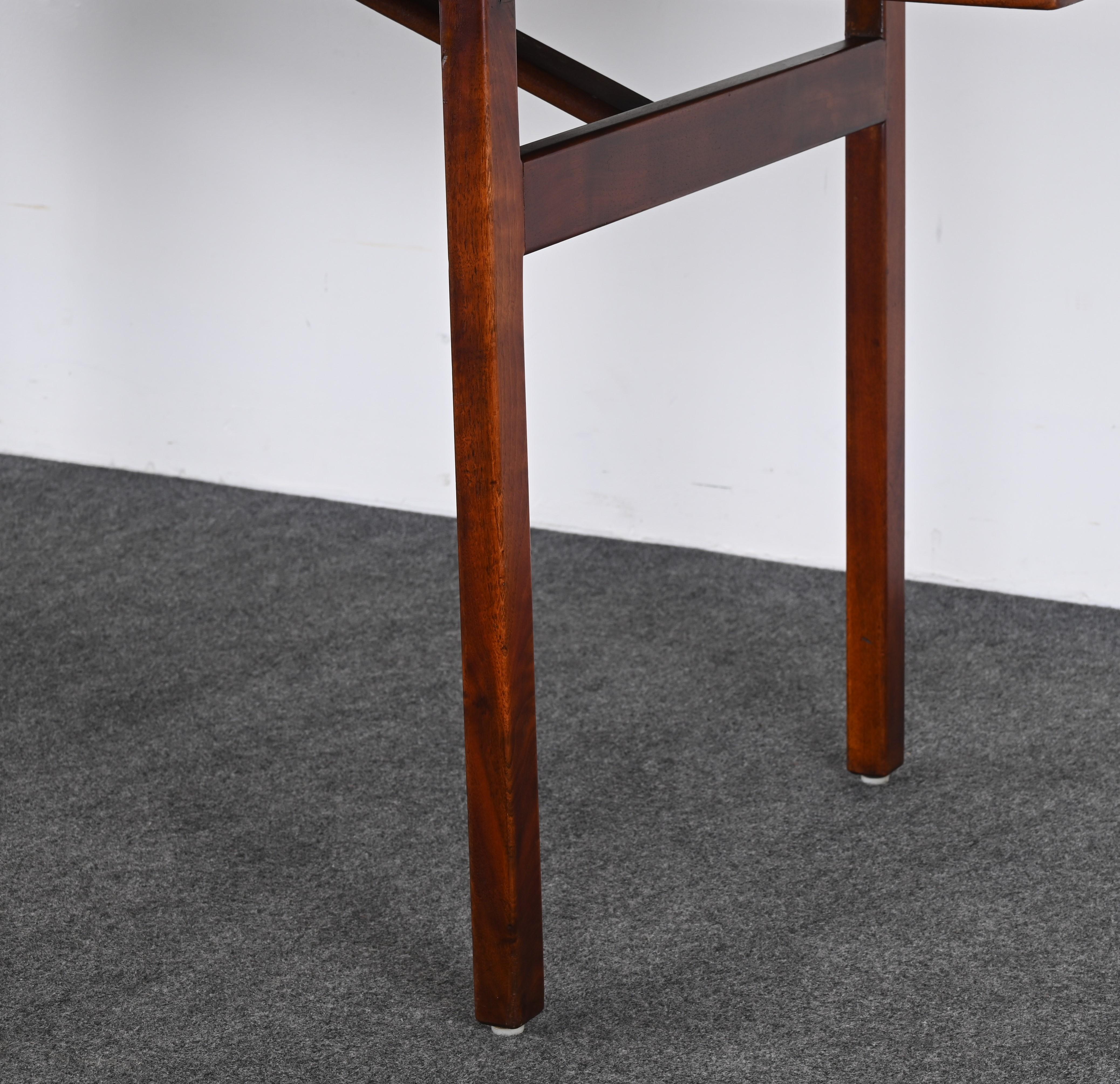 Américain Table de salle à manger en noyer de Jens Risom, années 1950 en vente