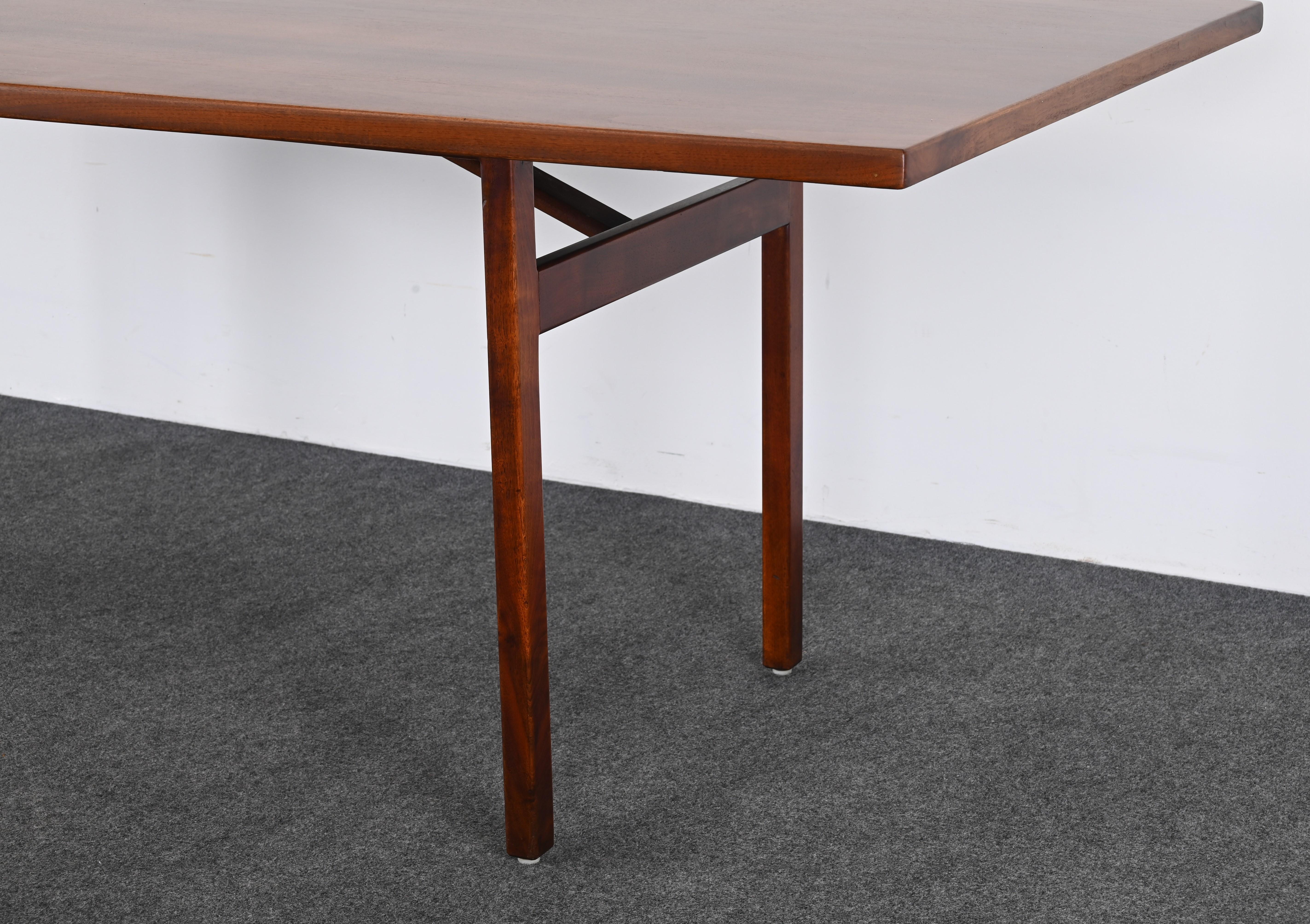 Table de salle à manger en noyer de Jens Risom, années 1950 Bon état - En vente à Hamburg, PA