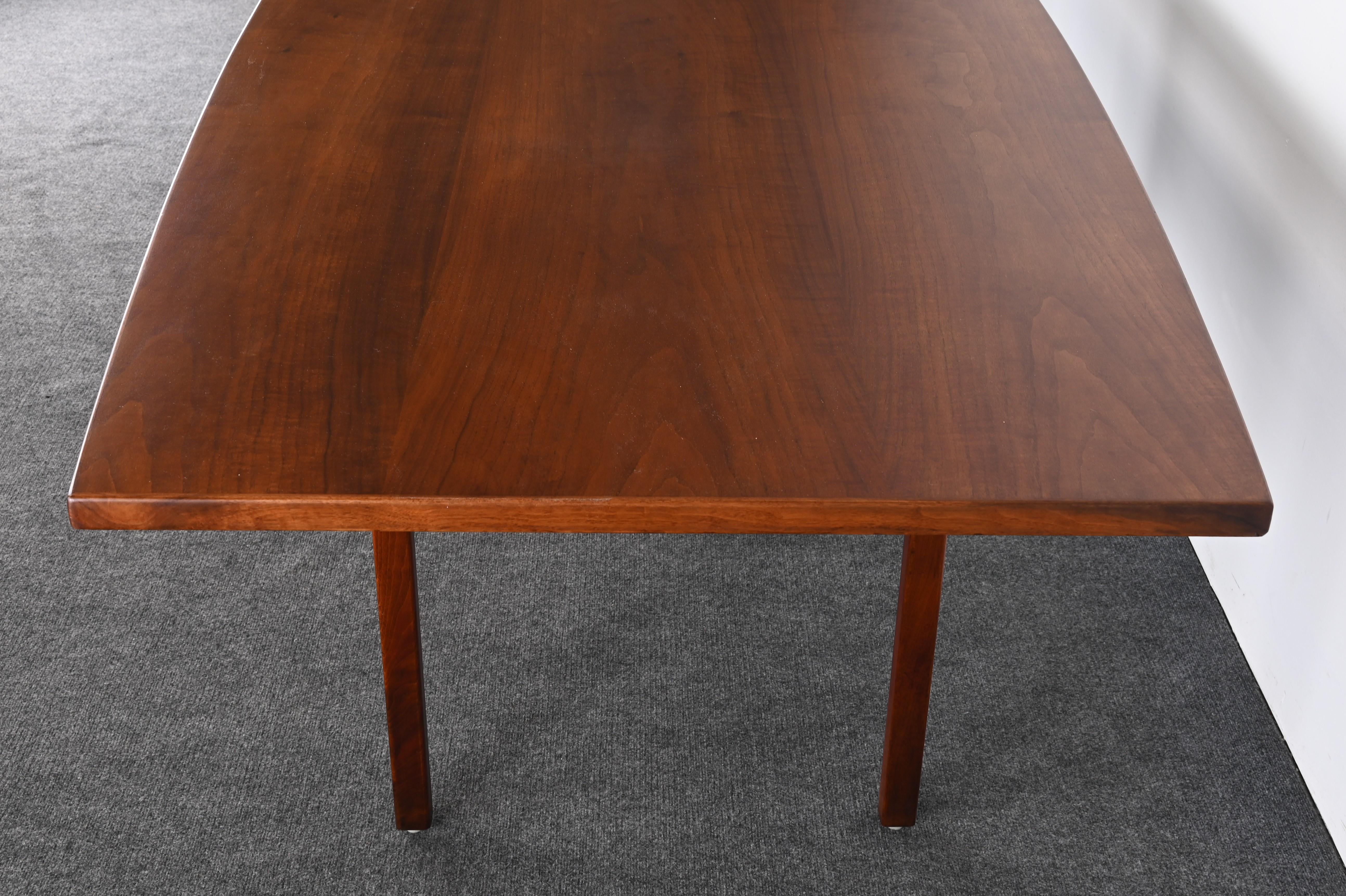 Noyer Table de salle à manger en noyer de Jens Risom, années 1950 en vente