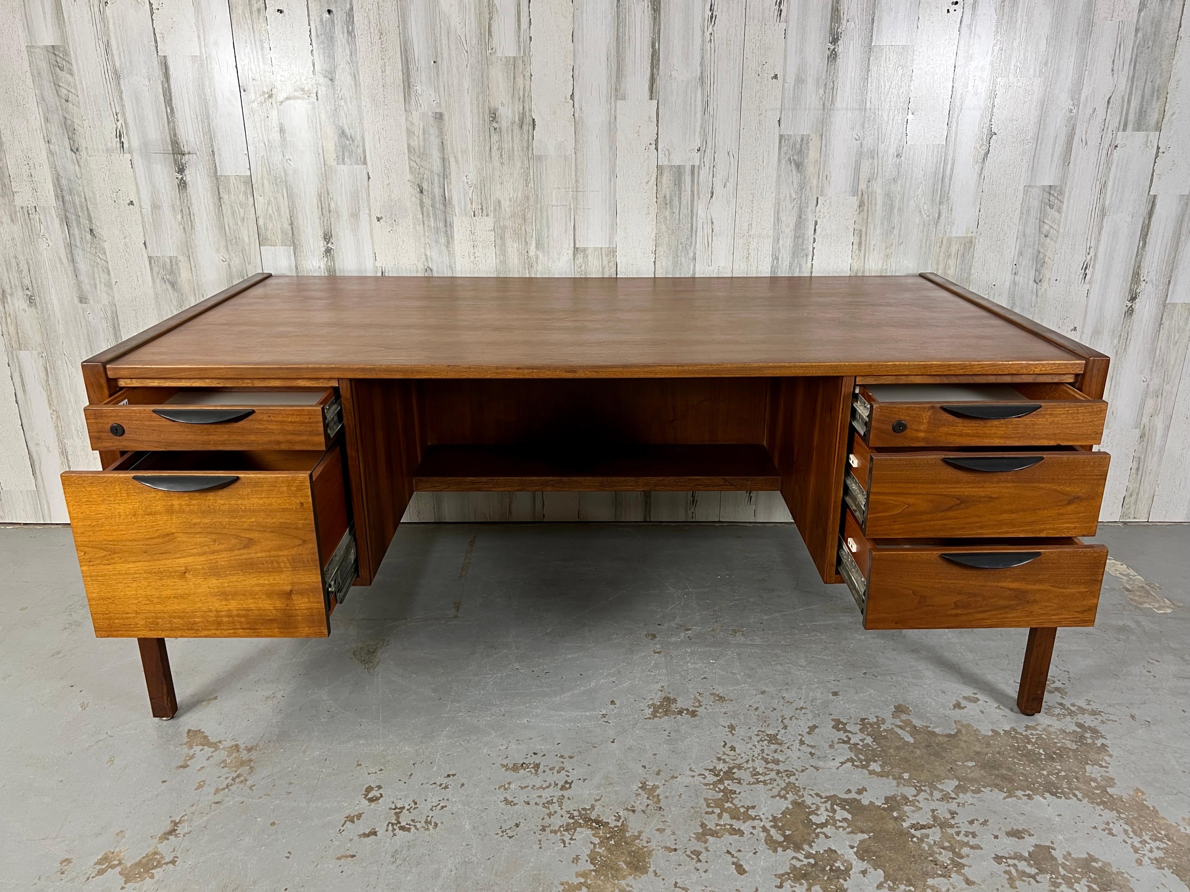 Jens Risom Schreibtisch Nussbaum Executive Desk im Angebot 6