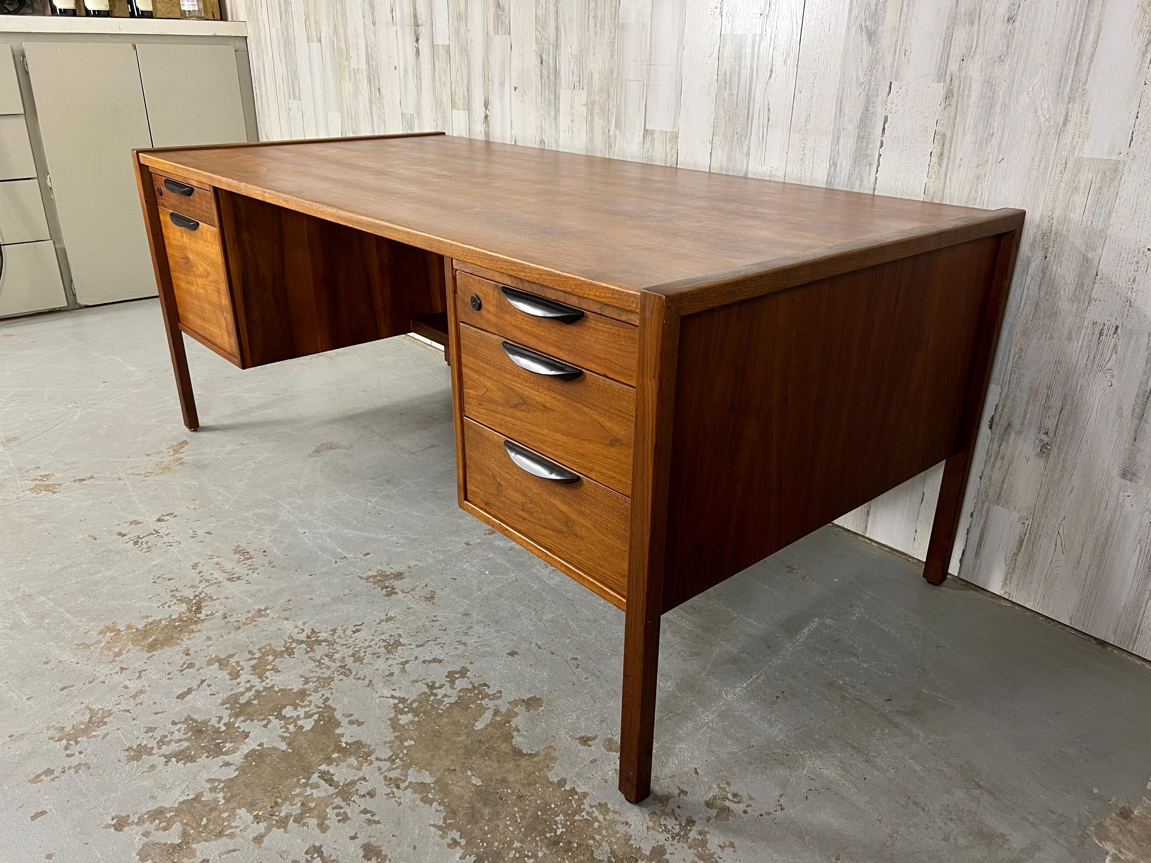 Jens Risom Schreibtisch Nussbaum Executive Desk im Zustand „Gut“ im Angebot in Denton, TX