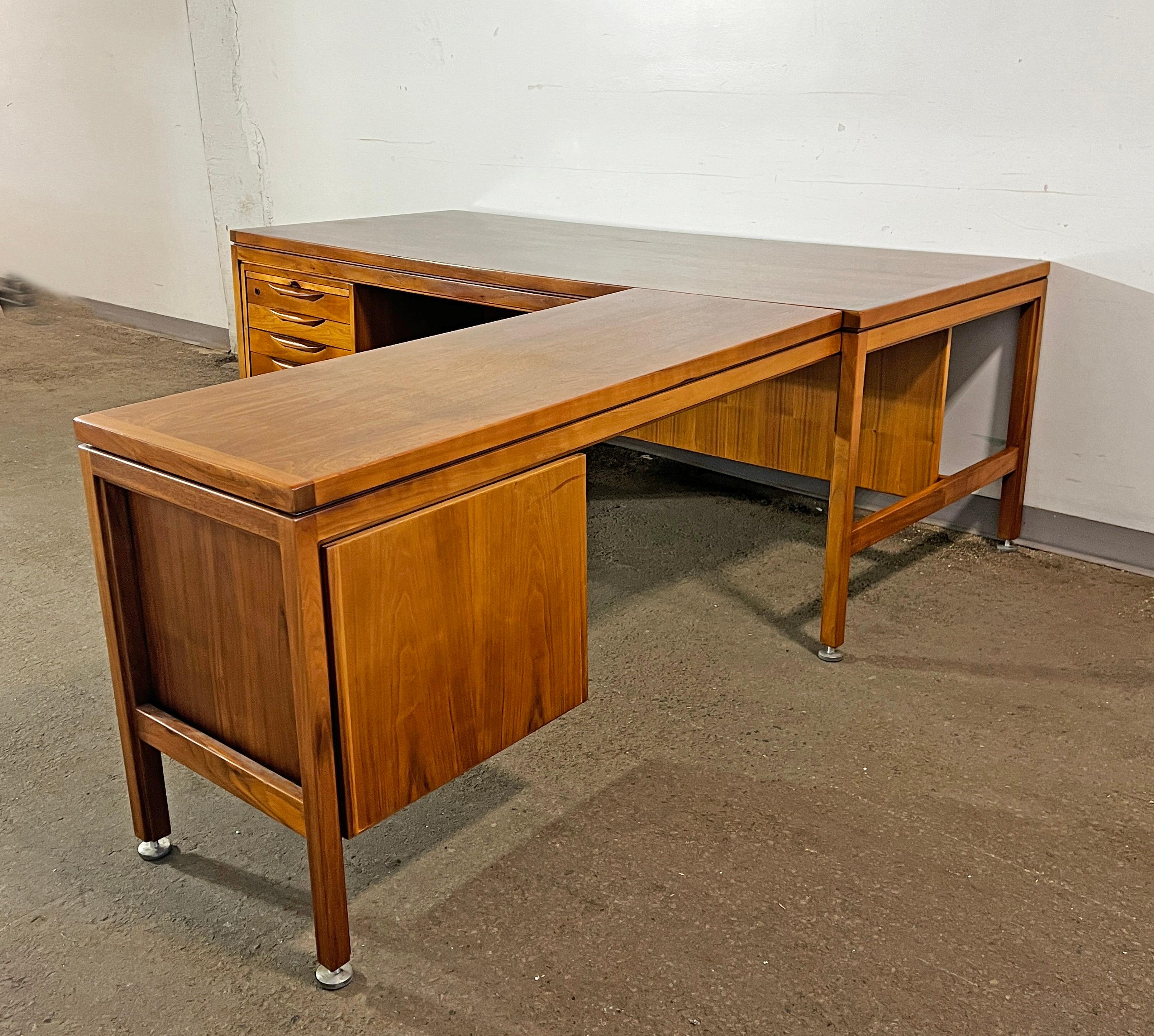 Jens Risom Walnut Executive Desk with Return Circa 1960s In Good Condition In Peabody, MA