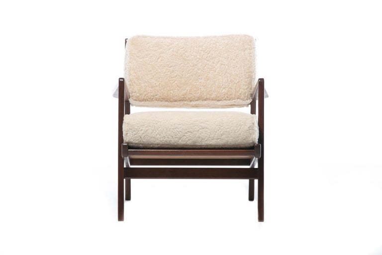 Mid-20th Century Jens Risom Walnut Lounge Chairs in Ivory Shearling, circa 1950s For Sale