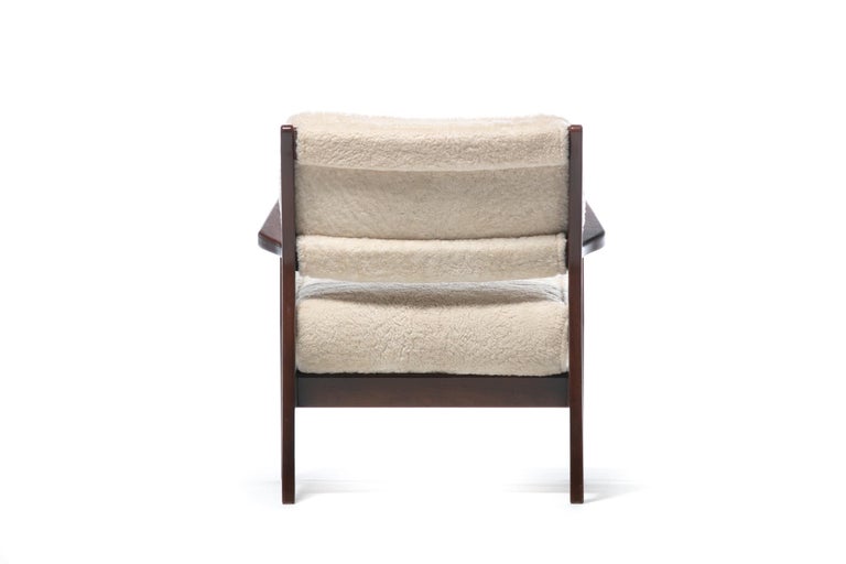 Jens Risom Walnut Lounge Chairs in Ivory Shearling, circa 1950s For Sale 3