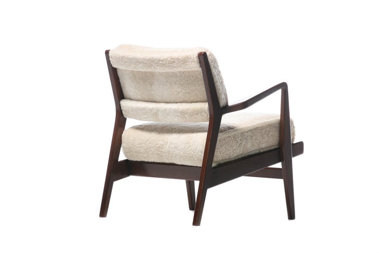 Jens Risom Walnut Lounge Chairs in Ivory Shearling, circa 1950s For Sale 4
