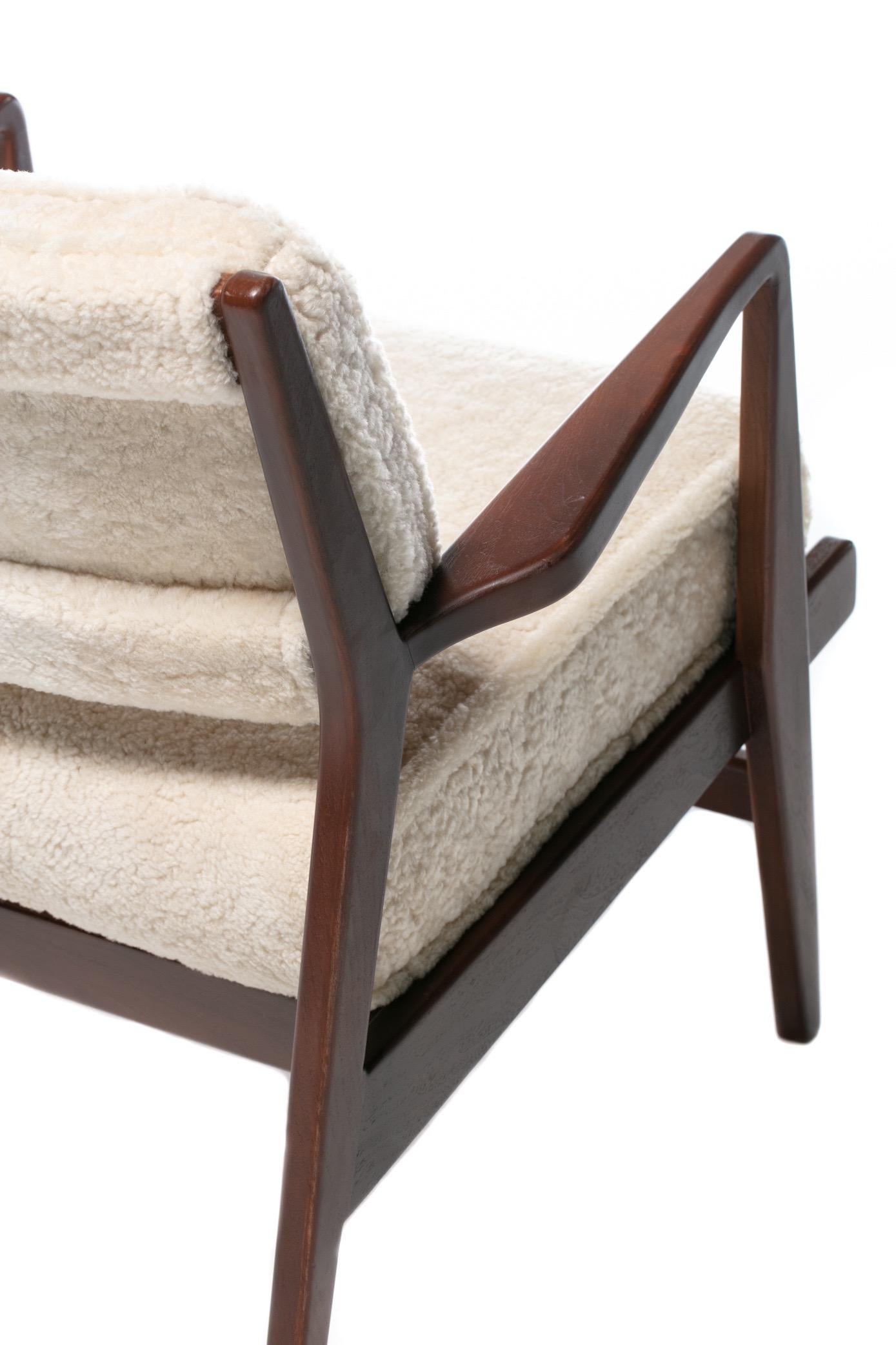 Jens Risom Walnut Lounge Chairs in Ivory Shearling, circa 1950s For Sale 2