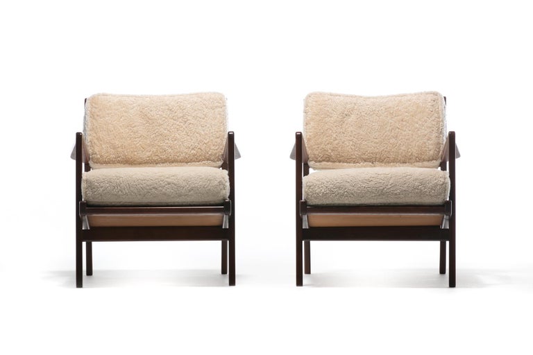 Mid-Century Modern Jens Risom Walnut Lounge Chairs in Ivory Shearling, circa 1950s For Sale