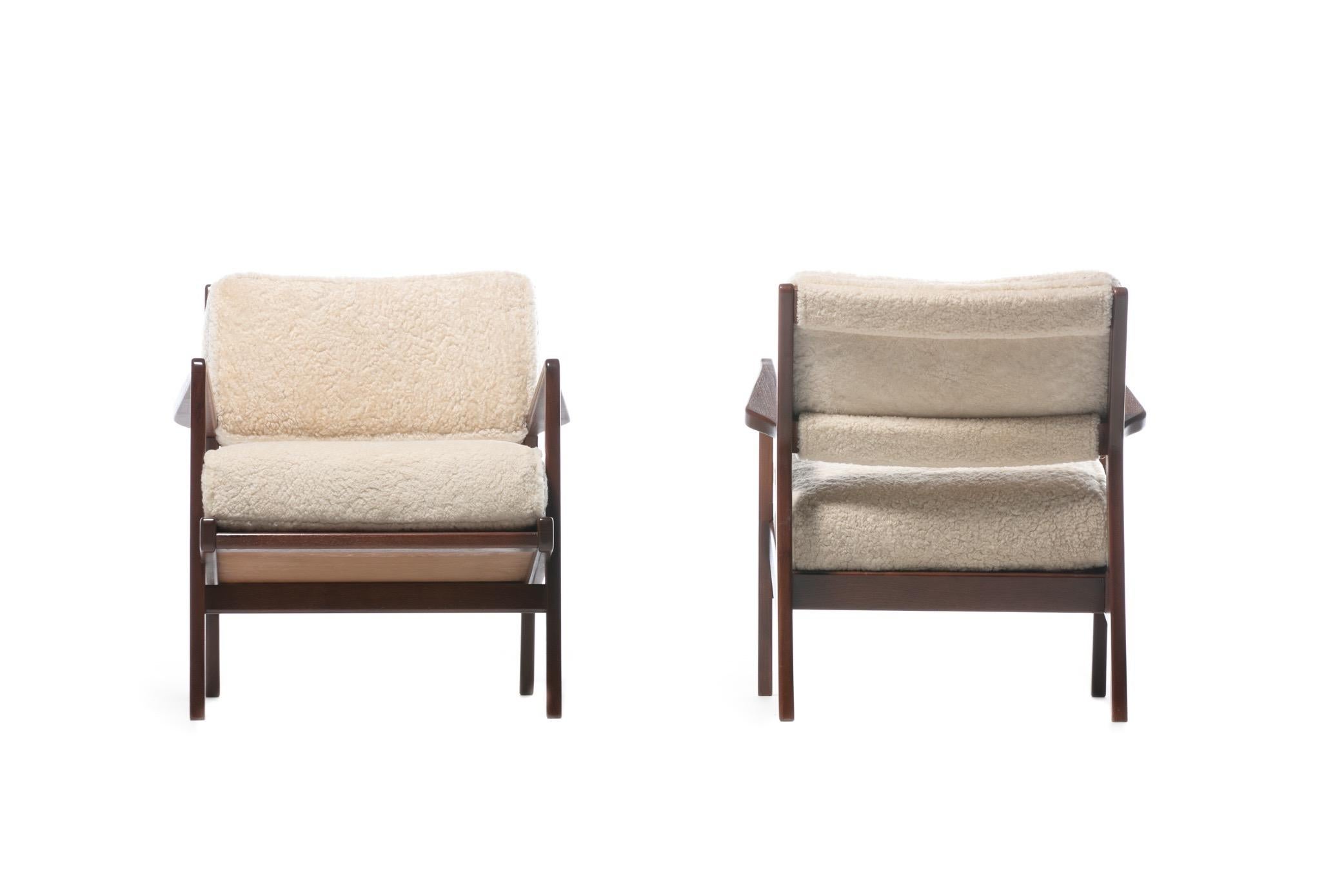 Jens Risom Walnut Lounge Chairs in Ivory Shearling, circa 1950s In Good Condition For Sale In Saint Louis, MO