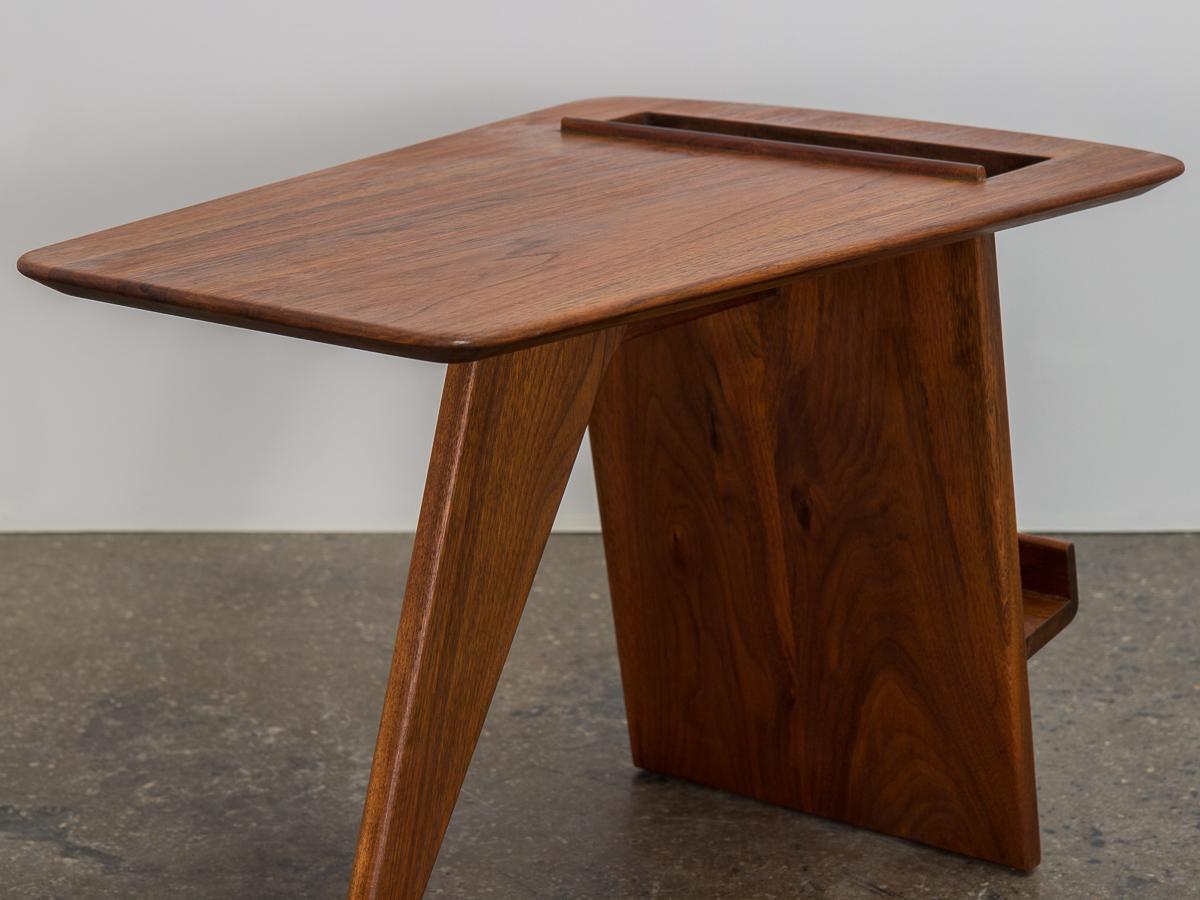 Jens Risom Walnut Magazine Table In Good Condition For Sale In Brooklyn, NY