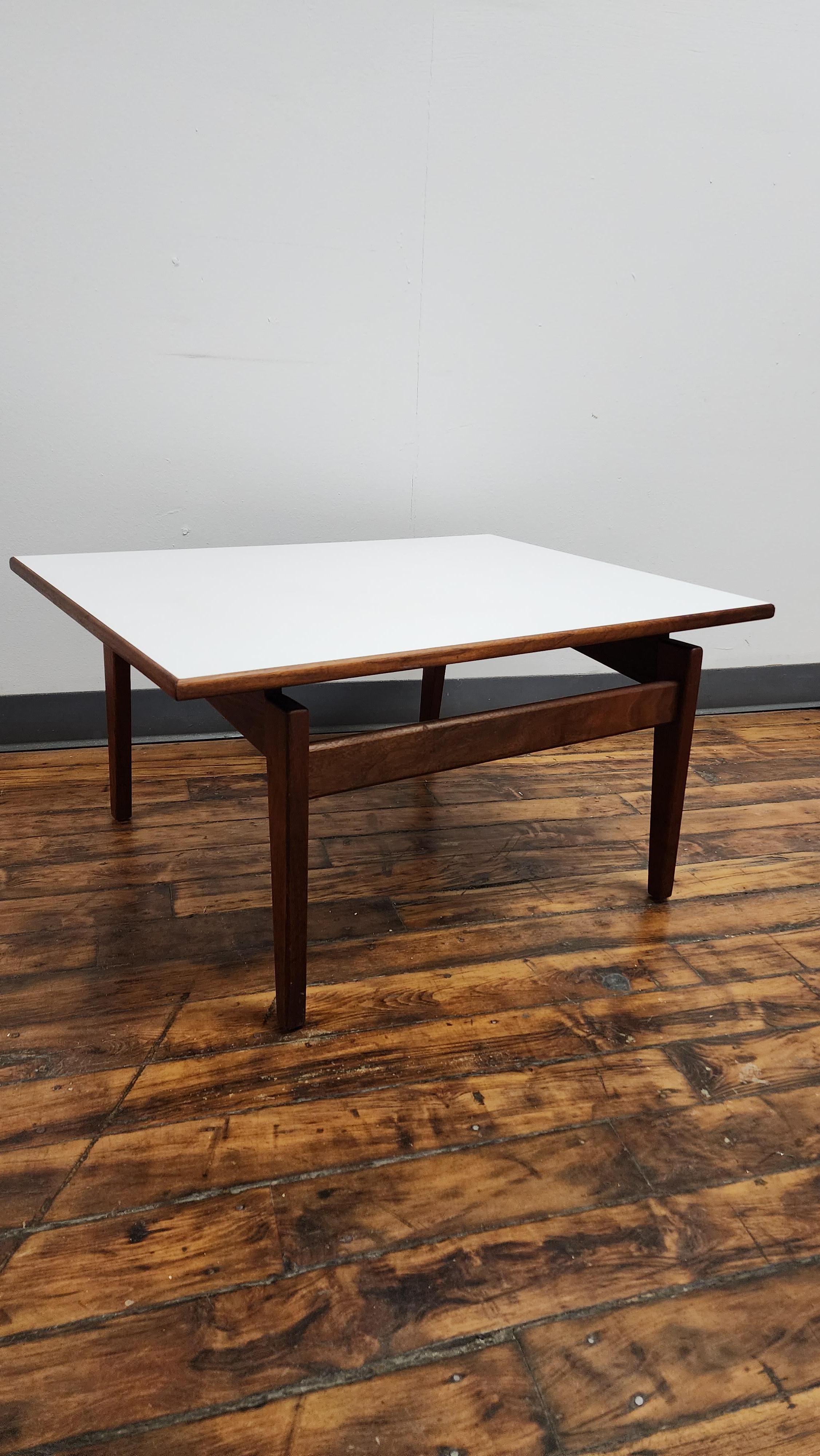 Mid-Century Modern Jens Risom Walnut side table For Sale