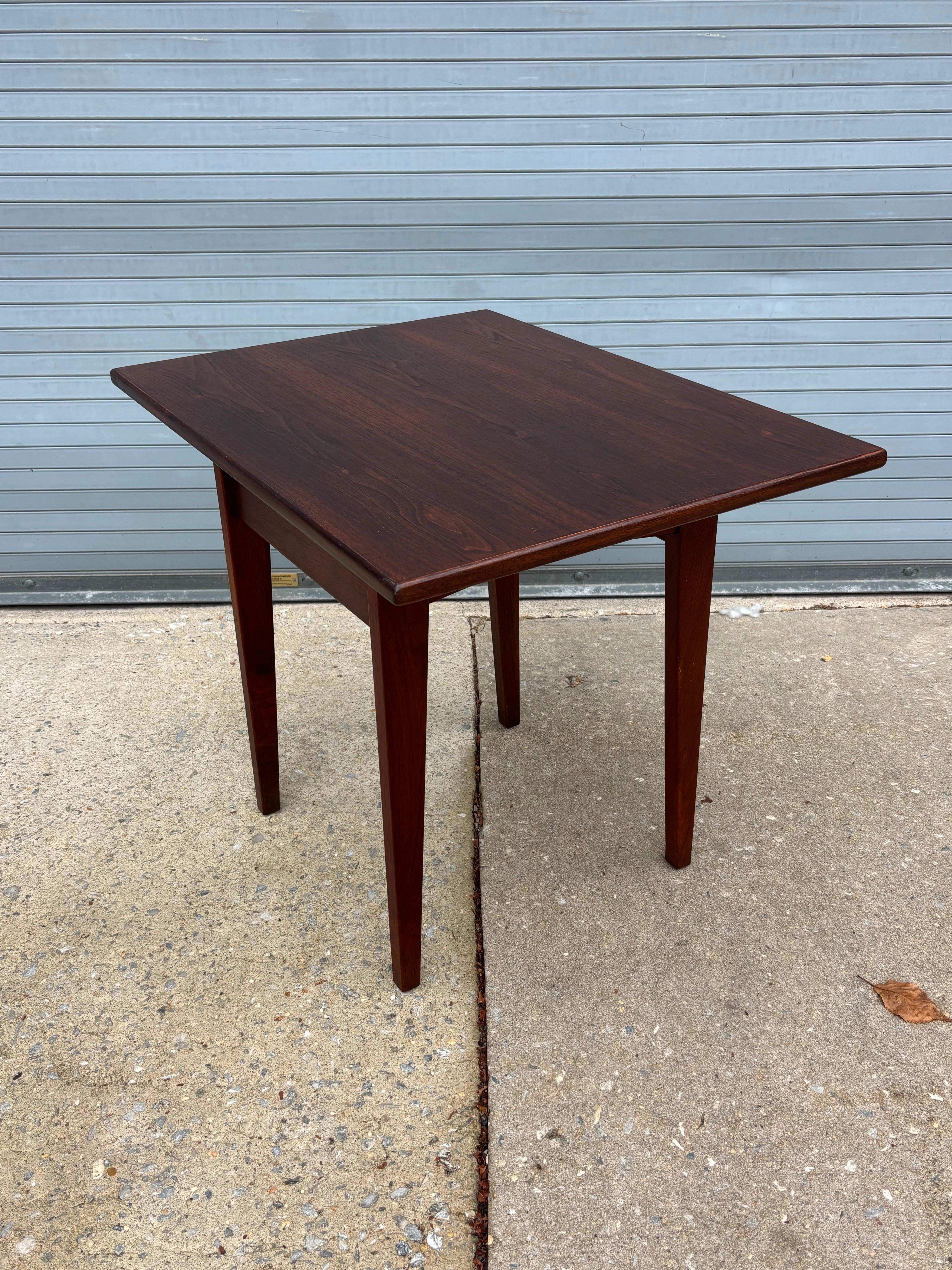 Jen's Risom Walnut Side Table Moderno de mediados de siglo en venta