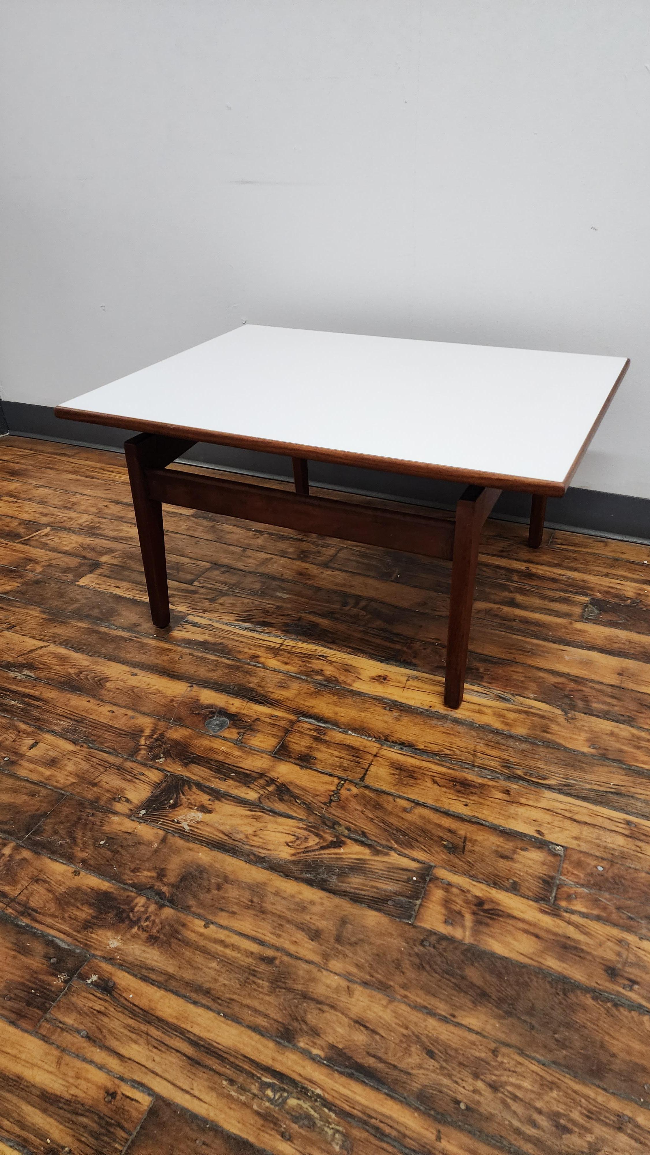 American Jens Risom Walnut side table For Sale