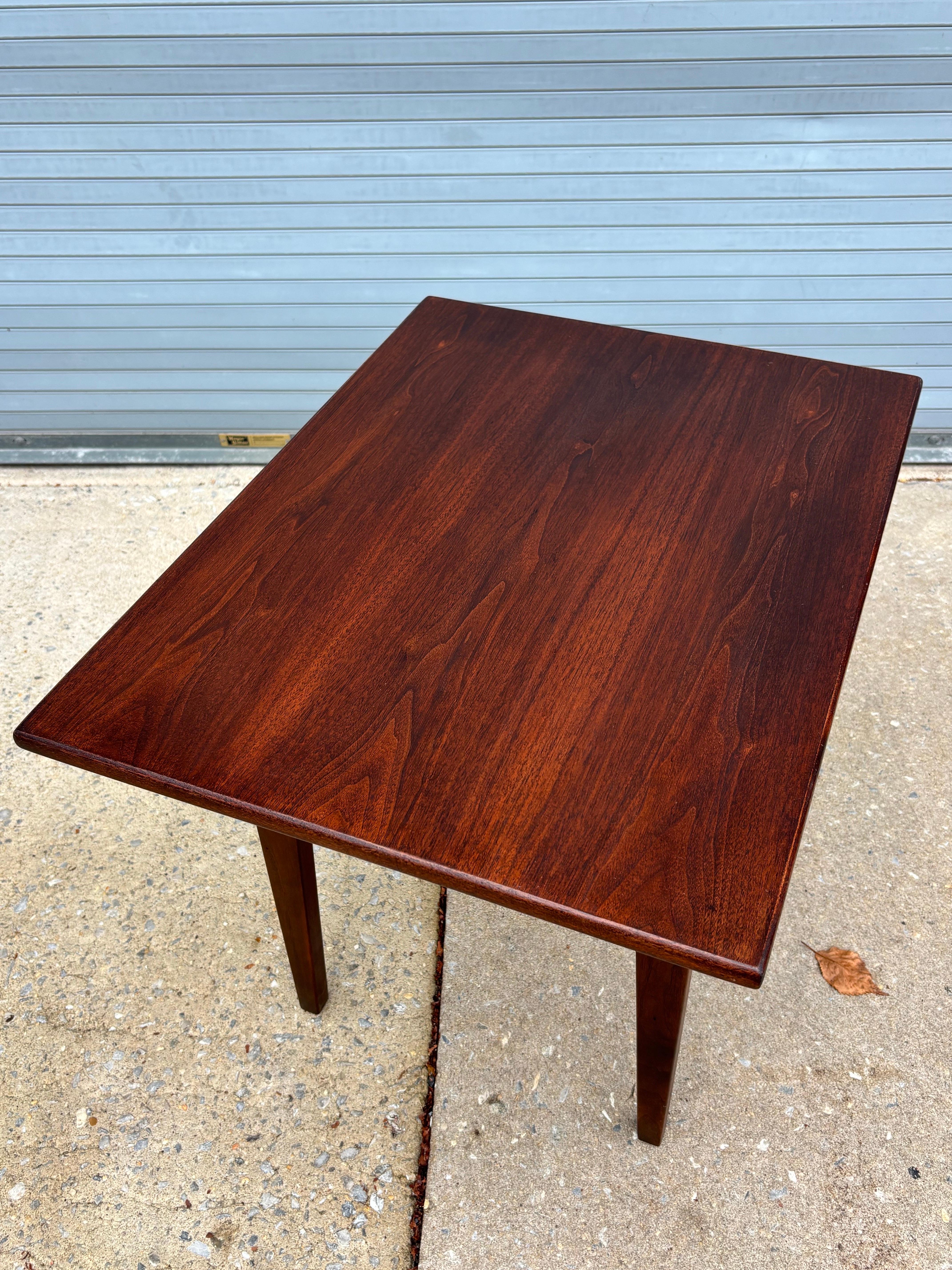 Jen's Risom Walnut Side Table Hecho a máquina en venta