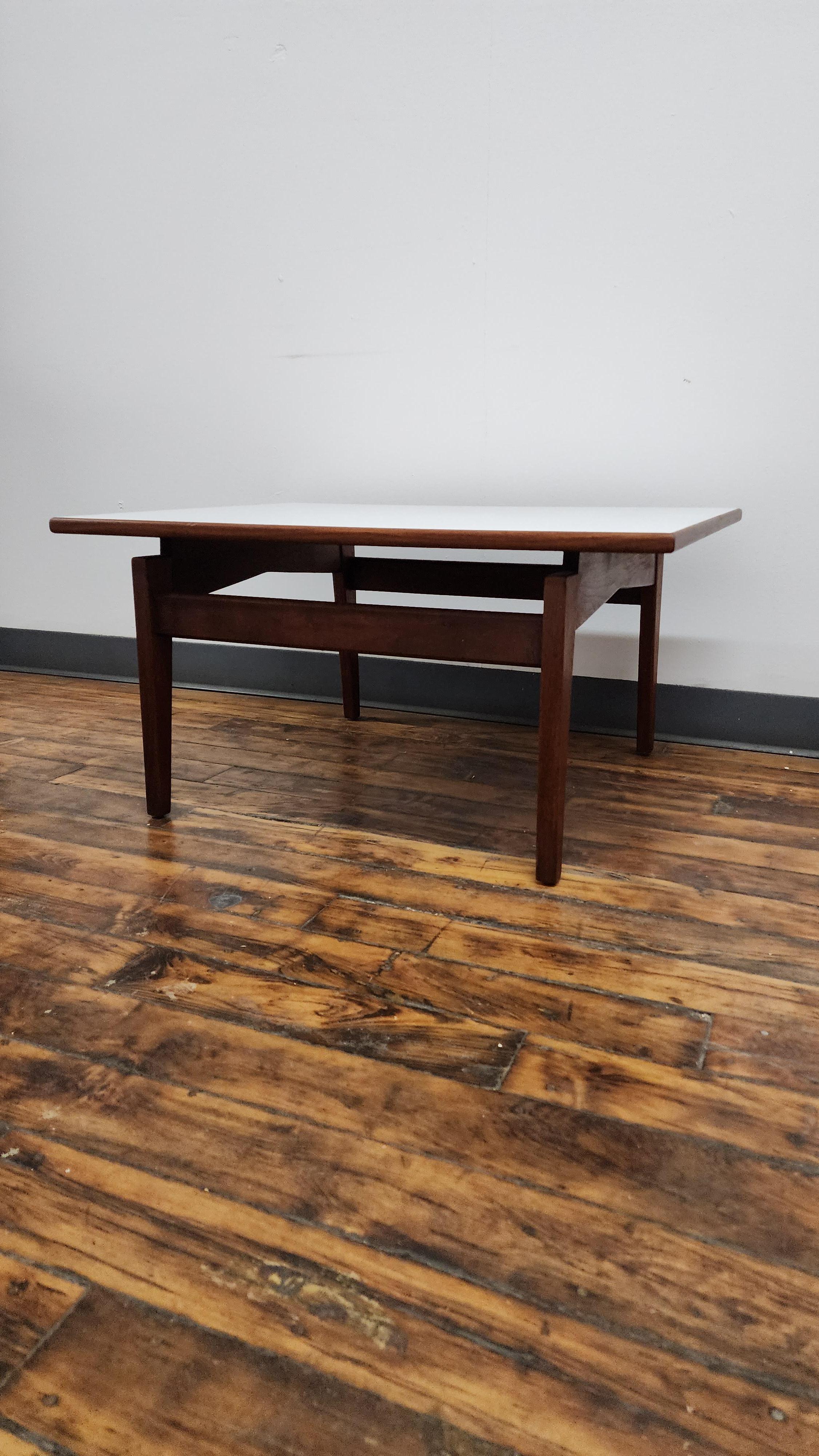 Jens Risom Walnut side table In Good Condition For Sale In Philadelphia, PA
