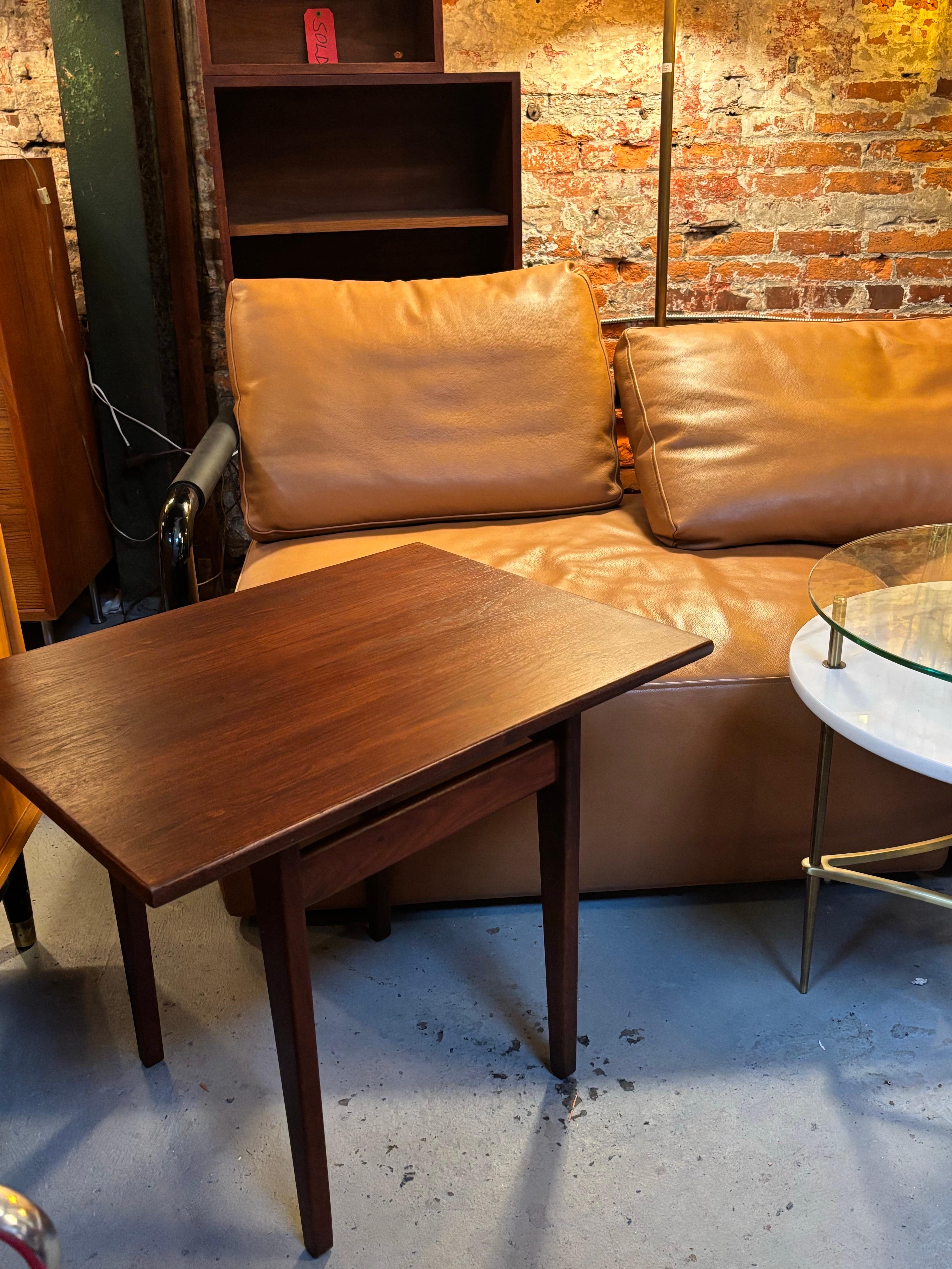 Jen's Risom Walnut Side Table en Bueno estado para la venta en Philadelphia, PA